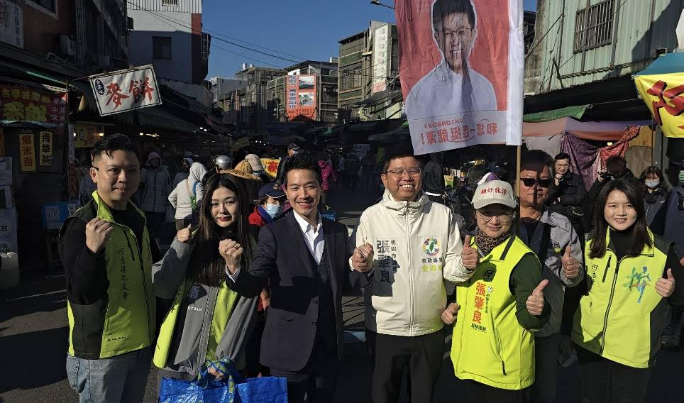 何志偉前往桃園龍潭市場，陪同議員張肇良掃街，下午與議員劉仁照、王珮毓出席親子活動同框，展現「母雞效應」。（讀者提供）