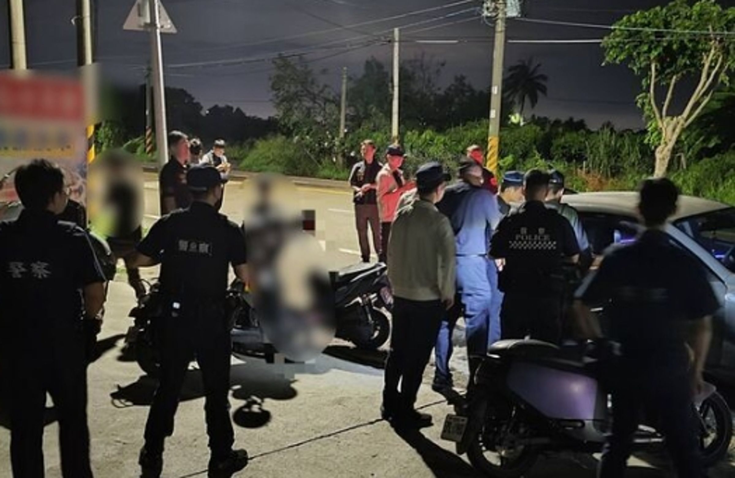 台南市安南區一名李姓無照保母因涉入1歲大男童死亡疑雲，其住處與身分遭網友肉搜曝光。由於男童初判死因涉及人為因素，且李姓保母態度冷漠，引發社會公憤，李姓保母住處甚至在深夜遭到民眾丟擲雞蛋與撒冥紙抗議。（翻攝畫面）