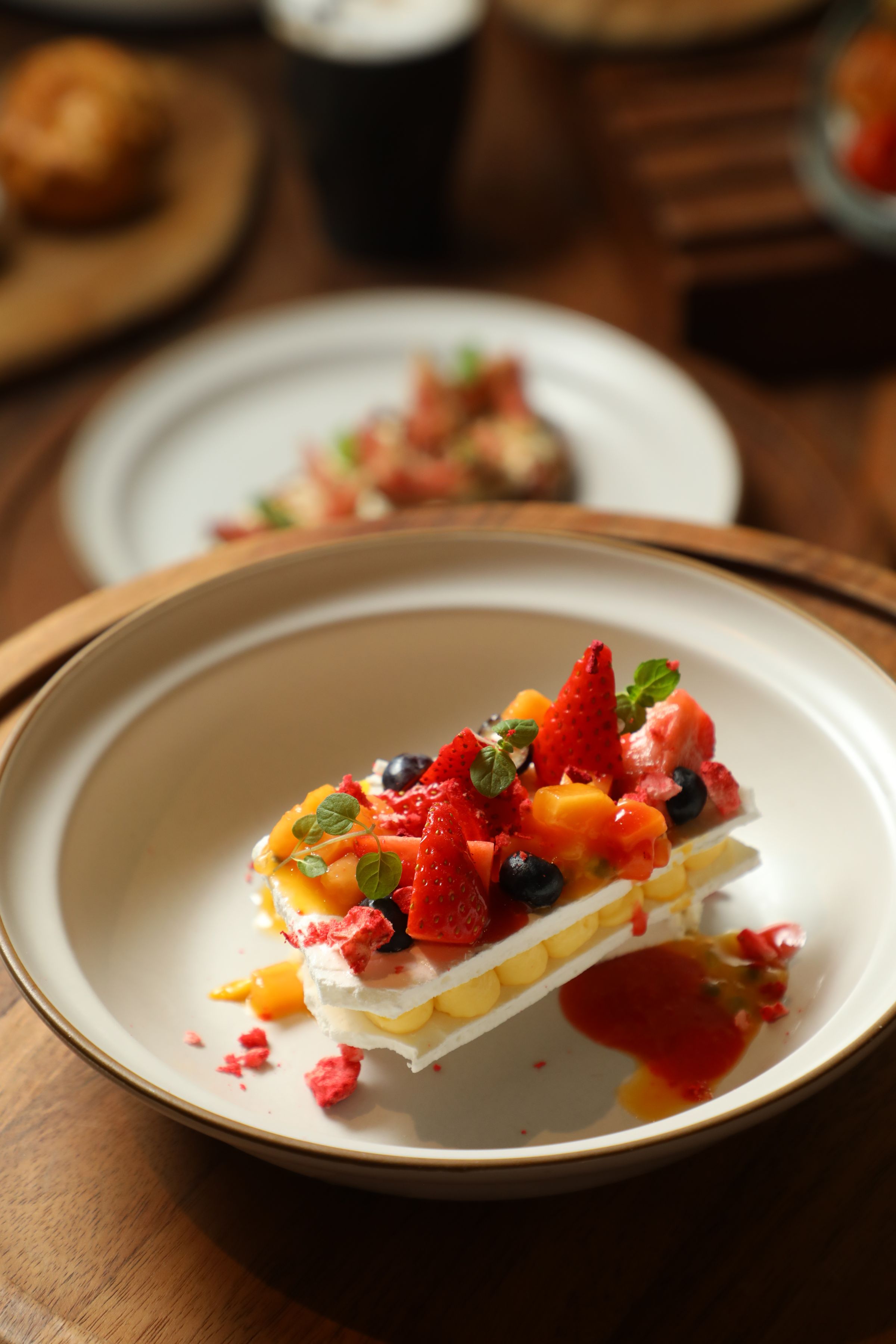 蛋白霜餅包夾百香果甘納許，頂部妝點大量當季鮮果，但「愛漾 Pavlova」的味覺亮點卻是底層的花椒冰糕。