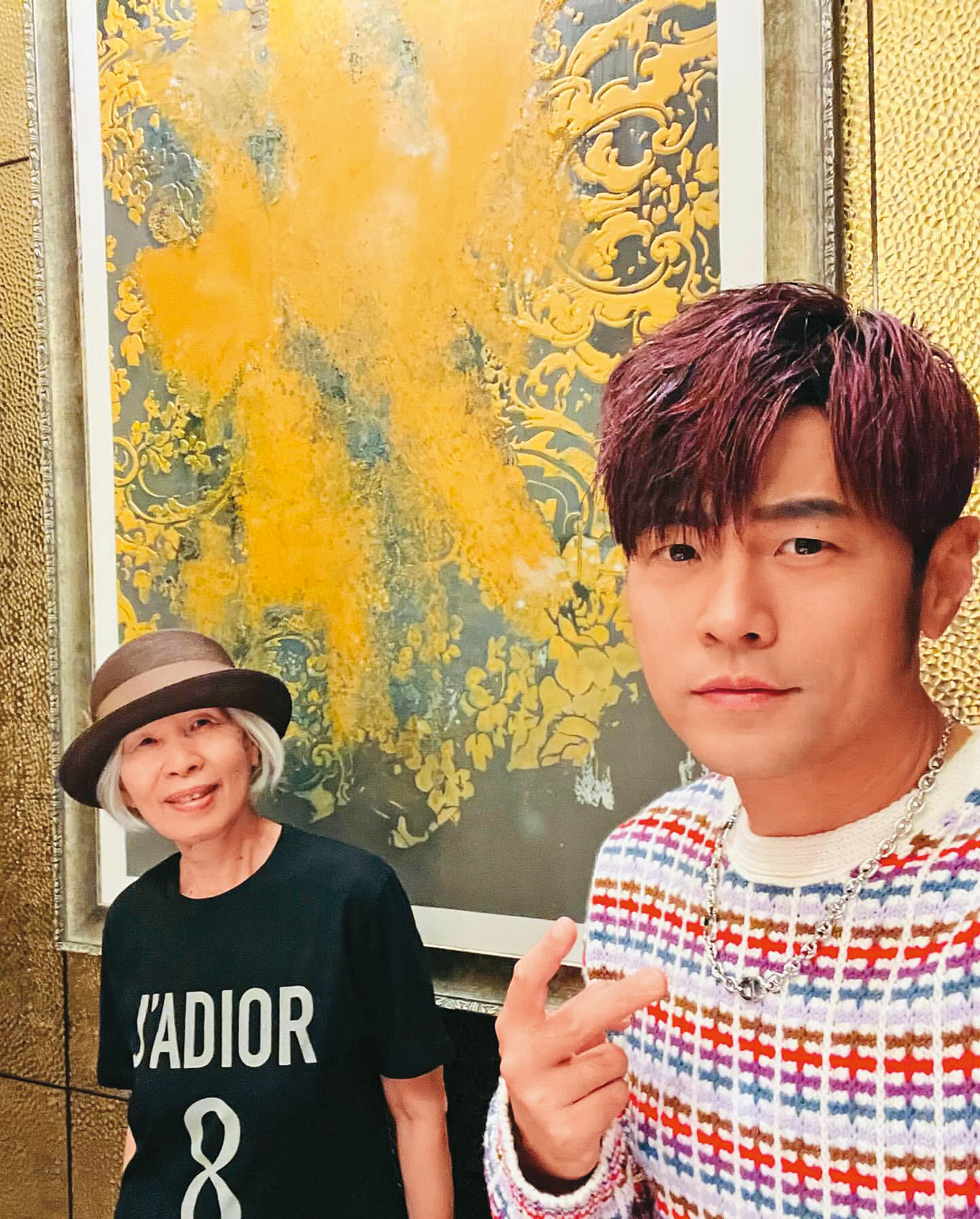 與媽媽葉惠美（左）感情很好的周杰倫（右），過往理財也「聽媽媽的話」。（翻攝自周杰倫IG）