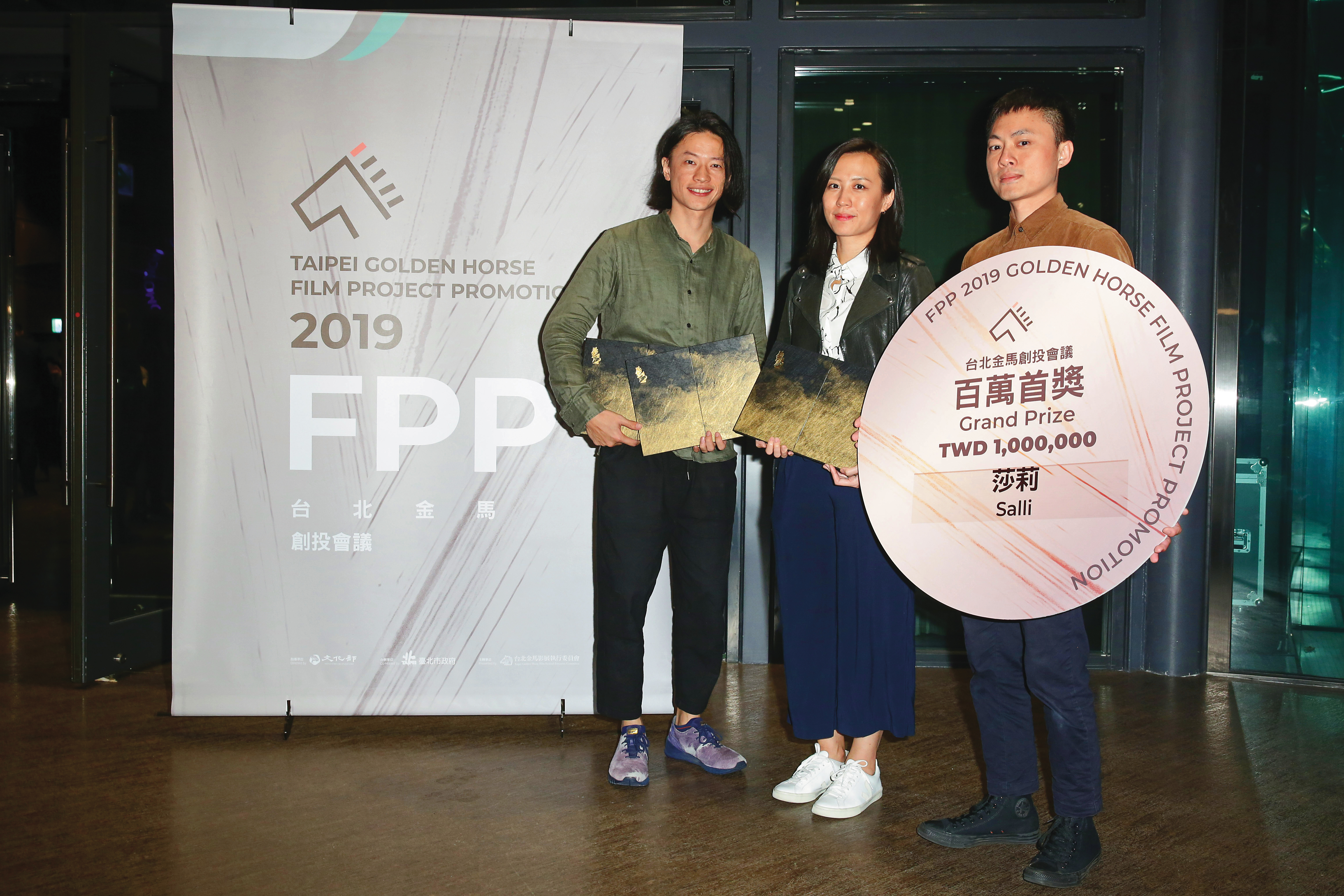 導演練建宏（右起）與製片曾曼盈、王威人合作的《莎莉》企劃案，在金馬創投拿下「百萬首獎」。（陳仁萱攝）
