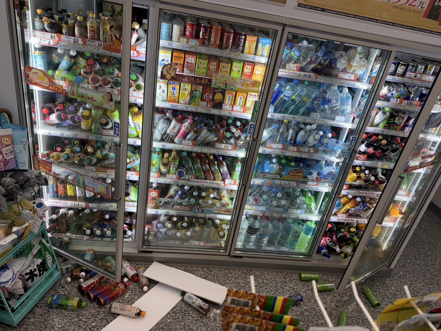 台南一間超商因深夜強震劇烈搖晃，店內商品紛紛跌出陳架、東倒西歪。（翻攝畫面）