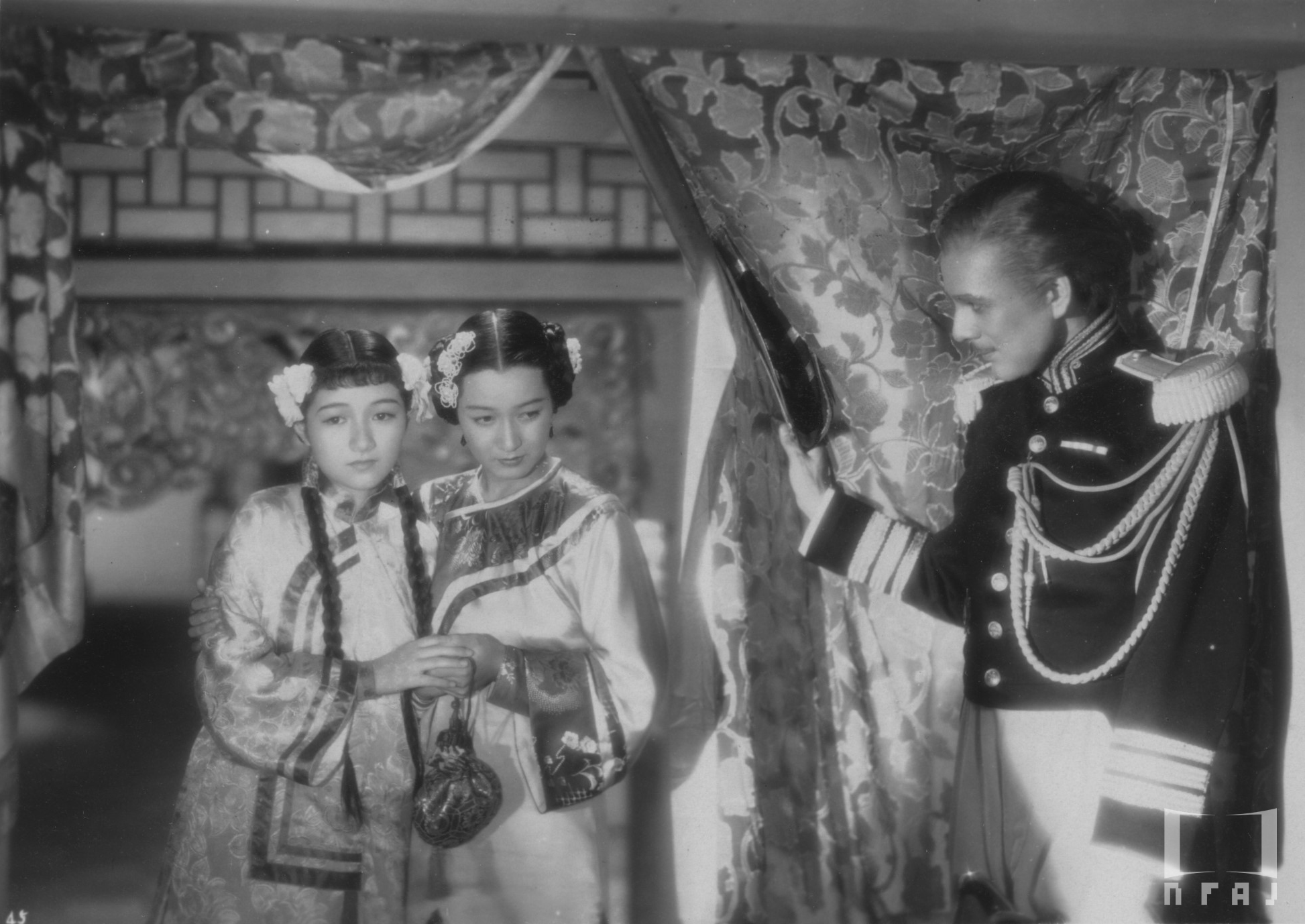 《鴉片戰爭》愛蘭（圖中）與盲妹麗蘭（圖左）姊妹受命運擺佈。（國家影視聽中心提供）