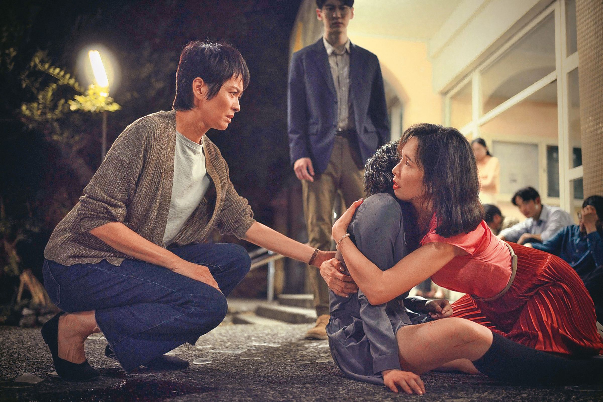 《聰明鎮》中,梁詠琪(左)與天心(右)飾演作風完全不同的家長,但對子女都是一樣的要求,就是成績至上。(奇蹟映畫提供)