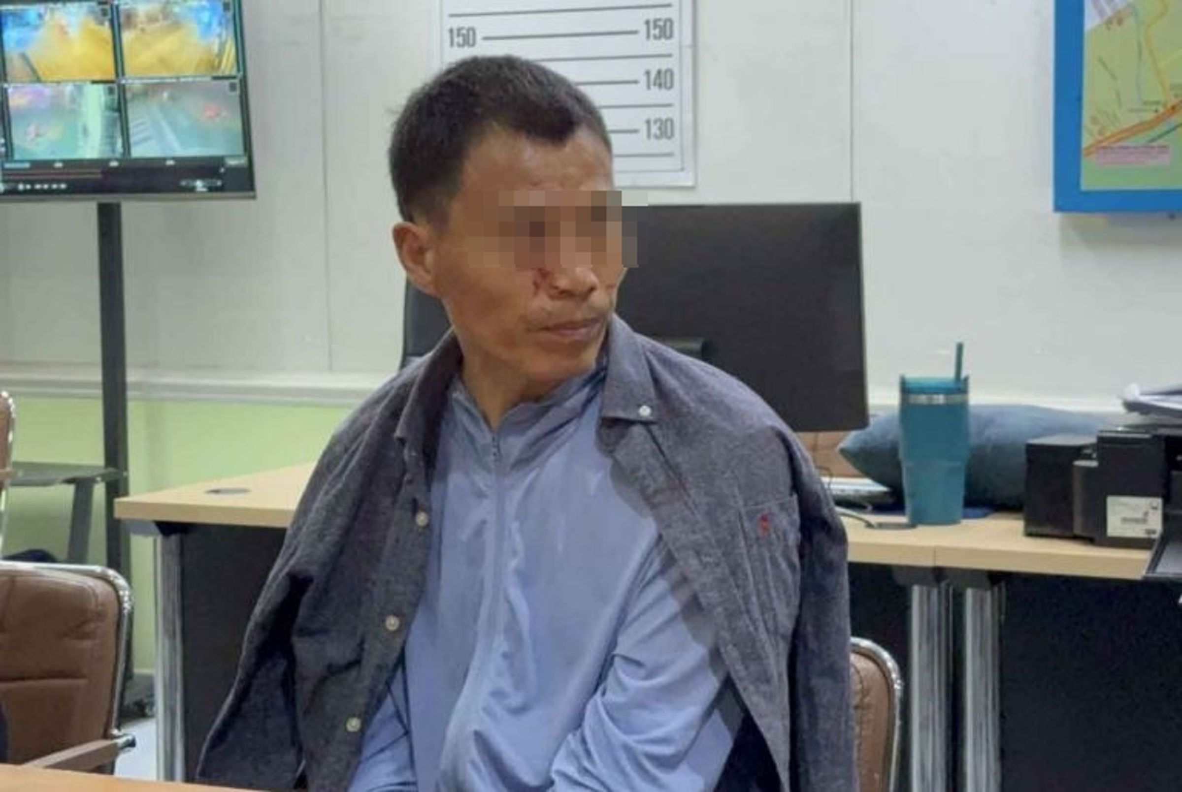 傅嫌滿臉傷,試圖搭乘東方航空班機逃往中國昆明,卻於曼谷素萬那普國際機場被移民官成功攔截。(翻攝畫面)