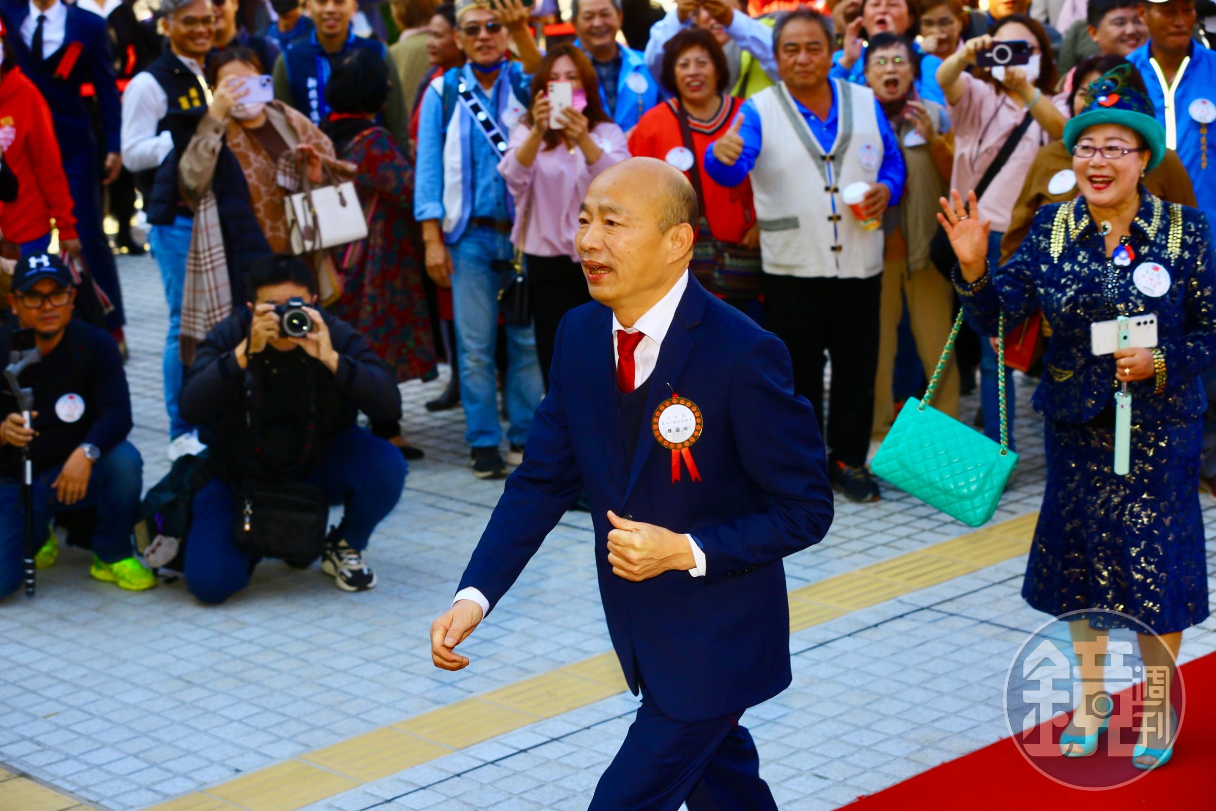 韓國瑜今燈上紅毯時，許多人高呼「院長好」。