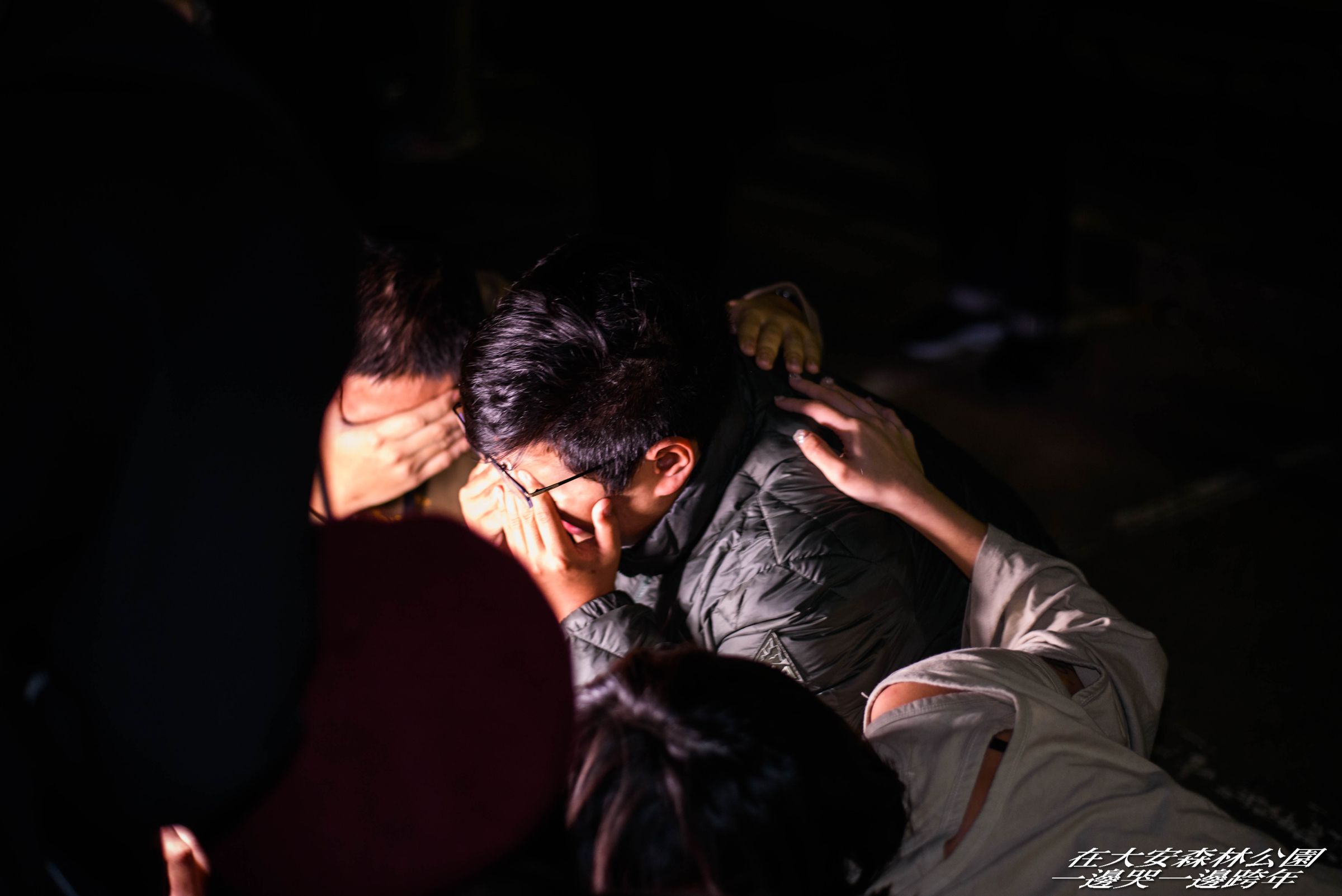 昨晚有上百人齊聚大安森林公園一起哭著跨年。(翻攝臉書活動頁面「在大安森林公園一邊哭一邊跨年」/網友柯嘉偉)