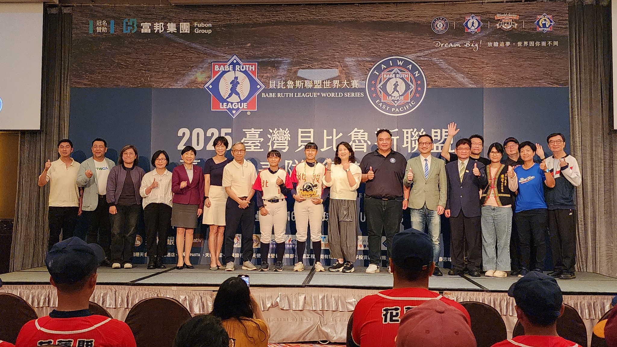 北投國中女壘隊本月將赴美國參加貝比魯斯聯盟U16壘球世界大賽，近日仍在積極宣傳義賣籌措旅費。（翻攝自北投國中臉書）