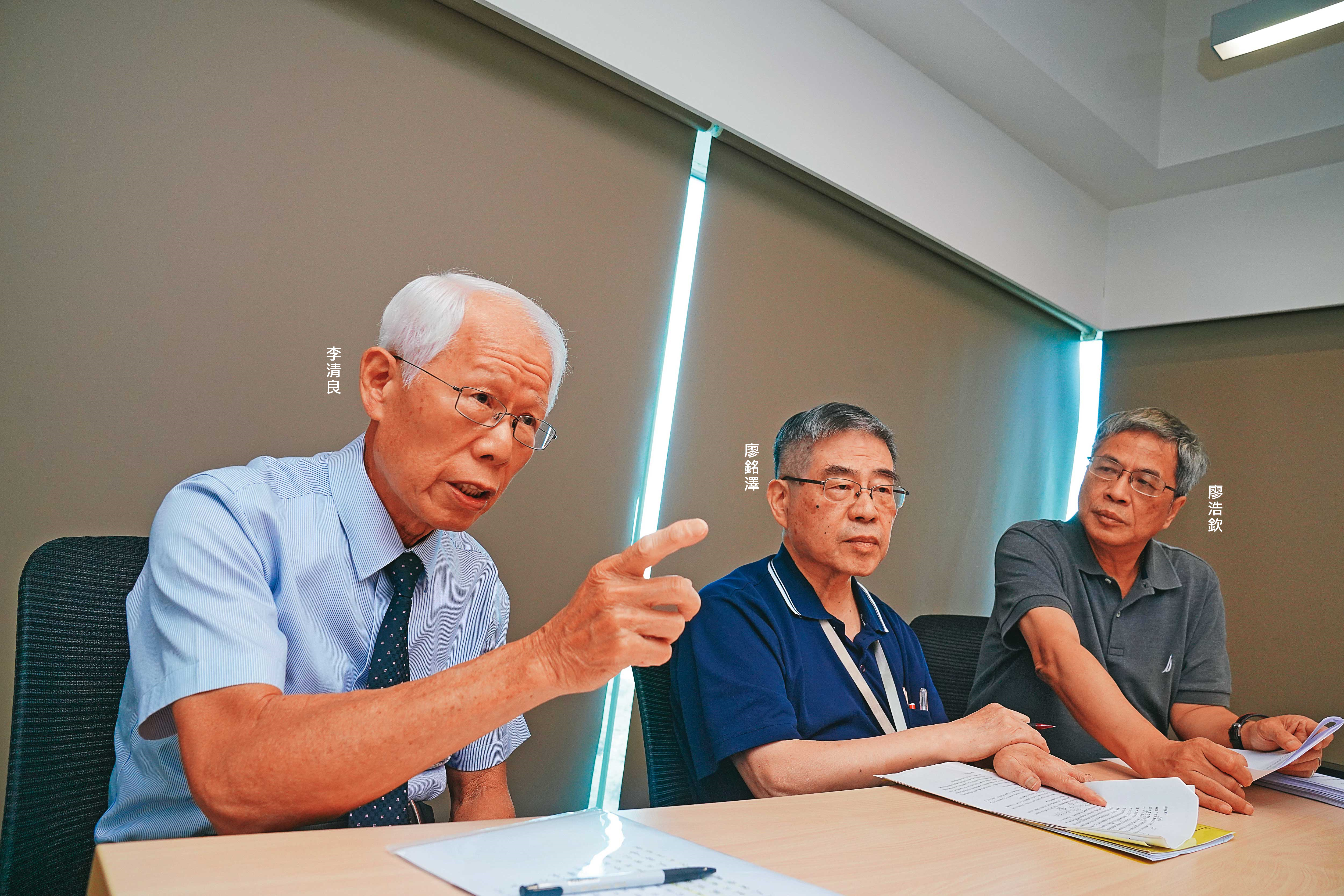 見龍股東左起李清良、廖銘澤、廖浩欽出面指控廖振鐸傷害股東權益，掏空公司中國資產。