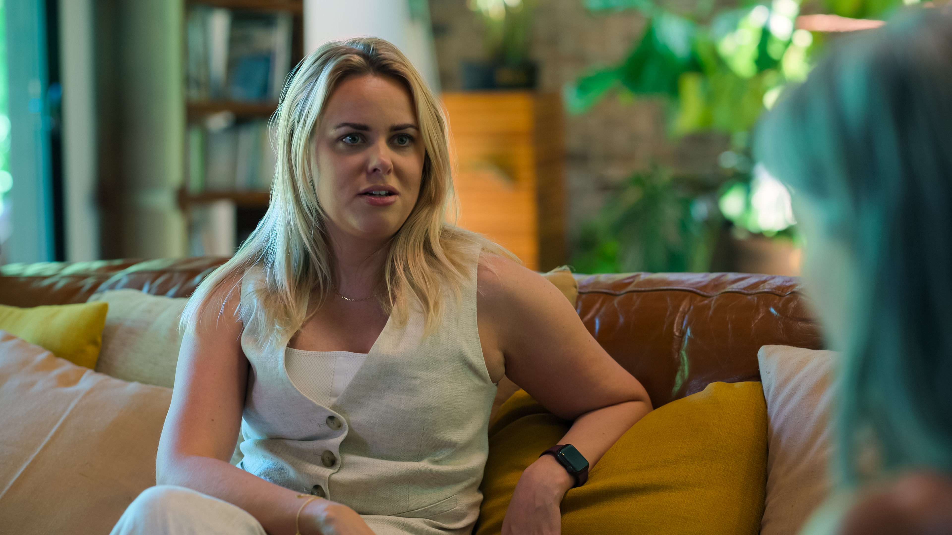 《Tinder大騙徒》的挪威正妹西西莉費傑羅，被騙了美金25萬元，騙徒還逍遙法外，現在她主持《網戀詐騙復仇記》，替更多網戀受害者討回公道。（Netflix提供）