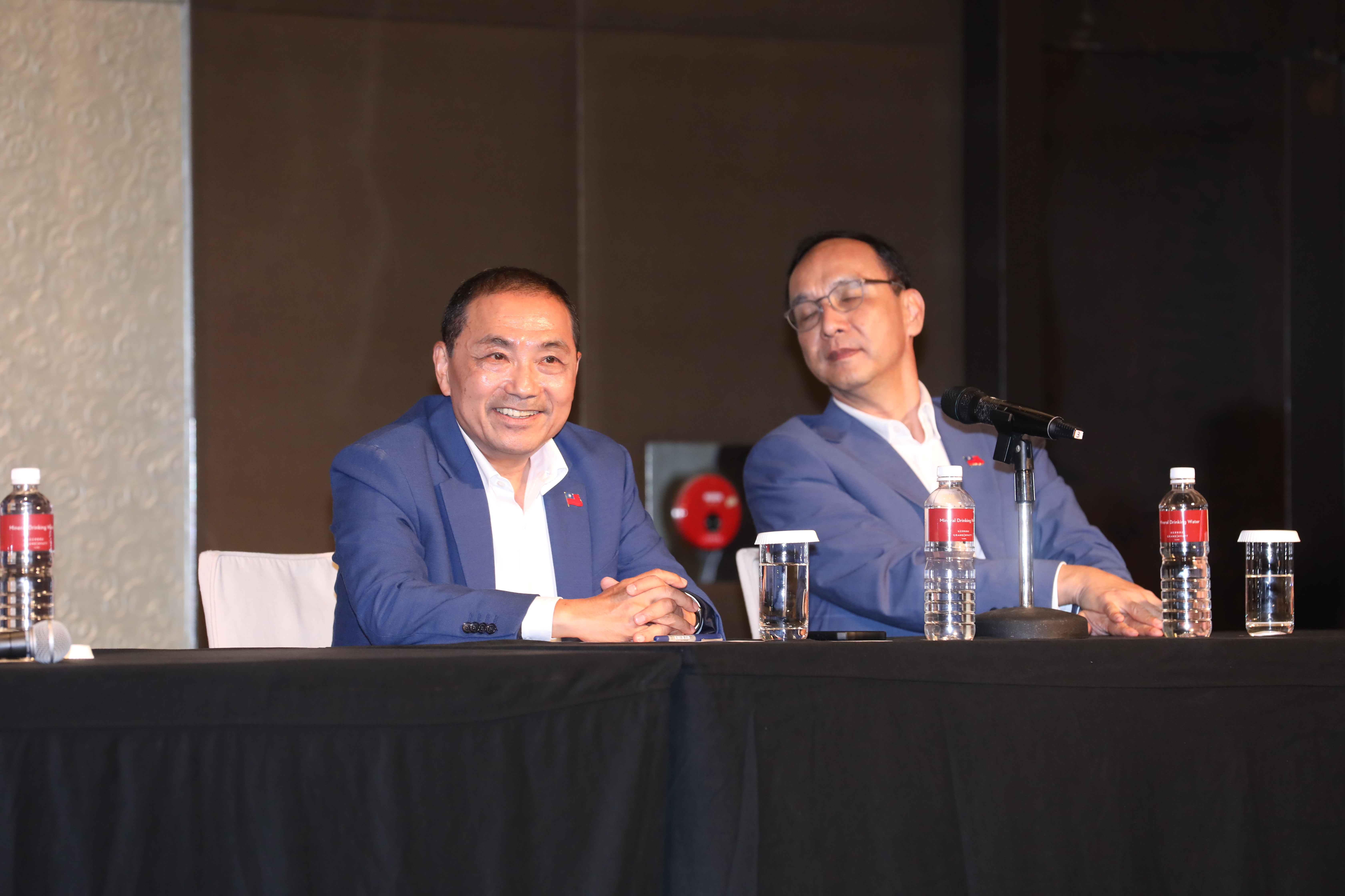 侯友宜抵君悅要開房「2538」見郭柯！朱立倫驚喜登場，馬英九陪駕。