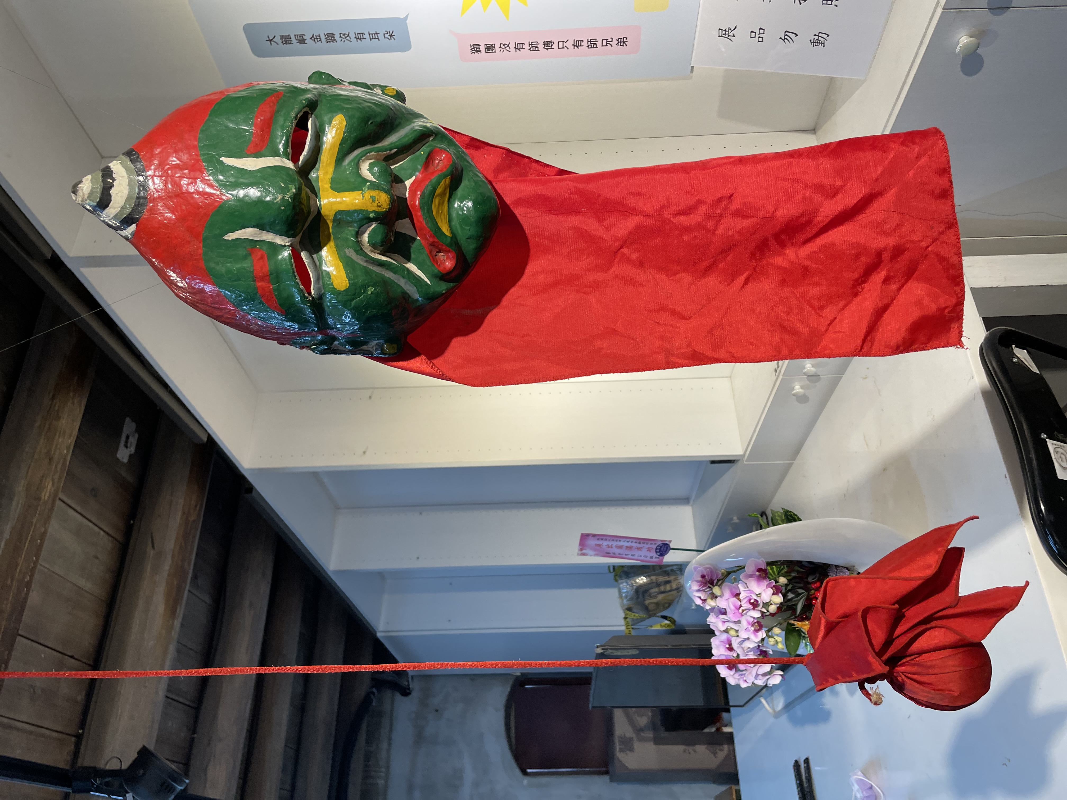 「獅鬼」配有紅繩繡球,用於引導獅子行進。(圖/社團法人台北市大龍峒金獅團促進會)