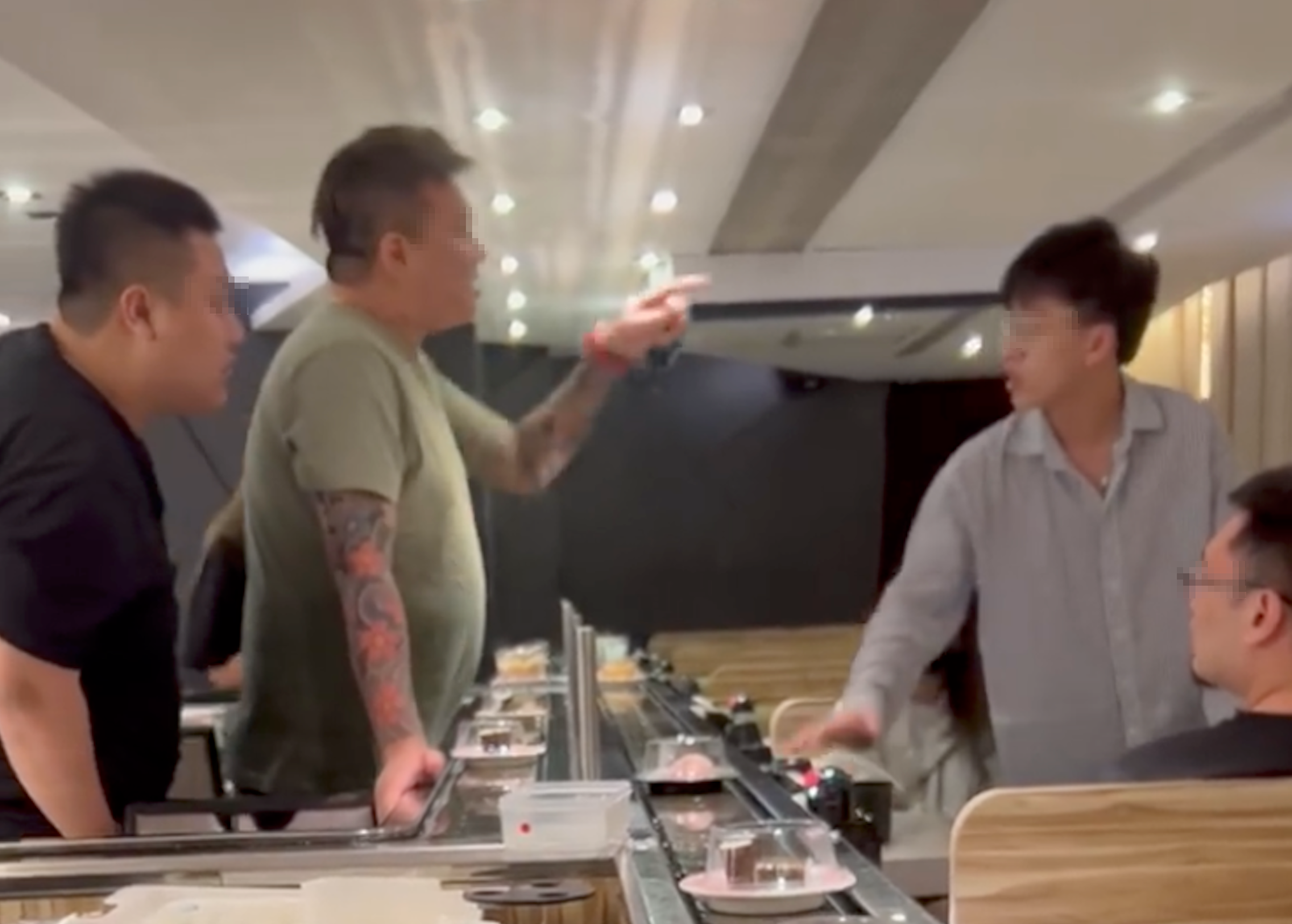 刺青男（左）對著眼鏡男（右）說：「你看起來就像茶碗蒸。」最後爆發肢體衝突。（翻攝爆料公社影片畫面）