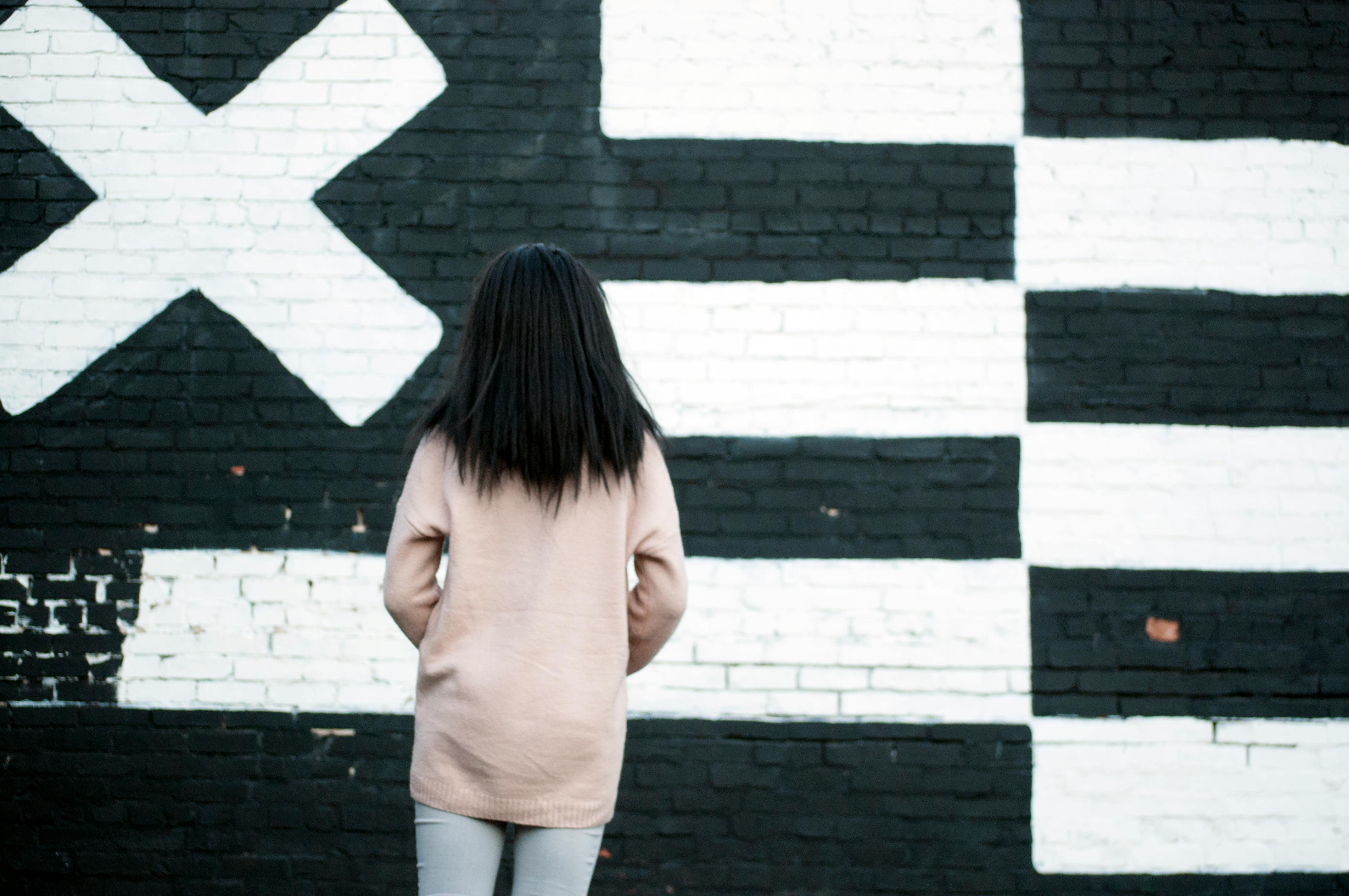 有位剛到中小型傳產上班的菜鳥在網路論壇po文，提到自己進去公司後，才發現有5位老鳥集體離職，讓她覺得不對勁。（示意圖，取自pexels）