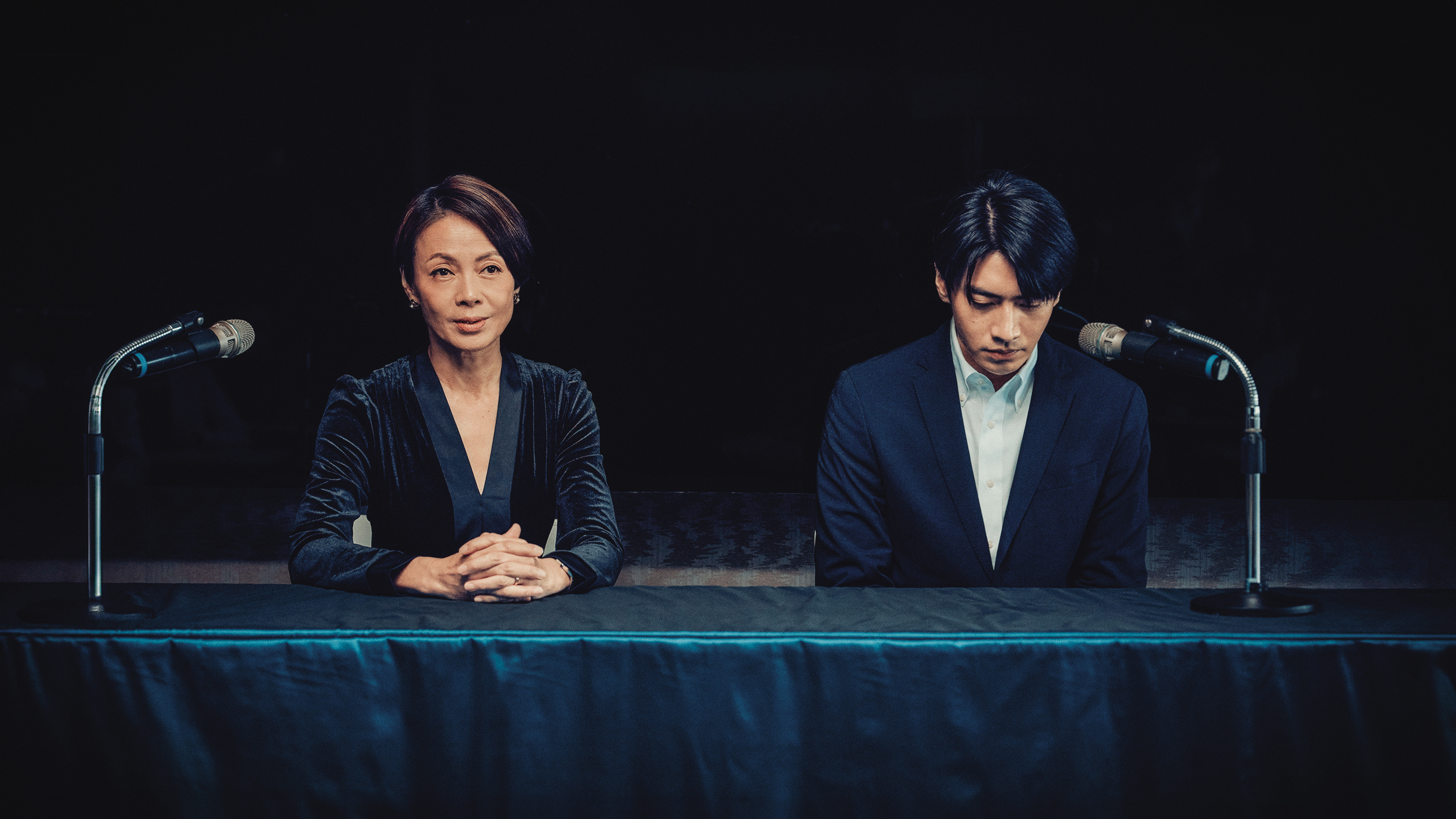 宋柏緯（右）在《死了一個娛樂女記者之後》和柯淑勤（左）有很多對手戲。（鏡文學提供）