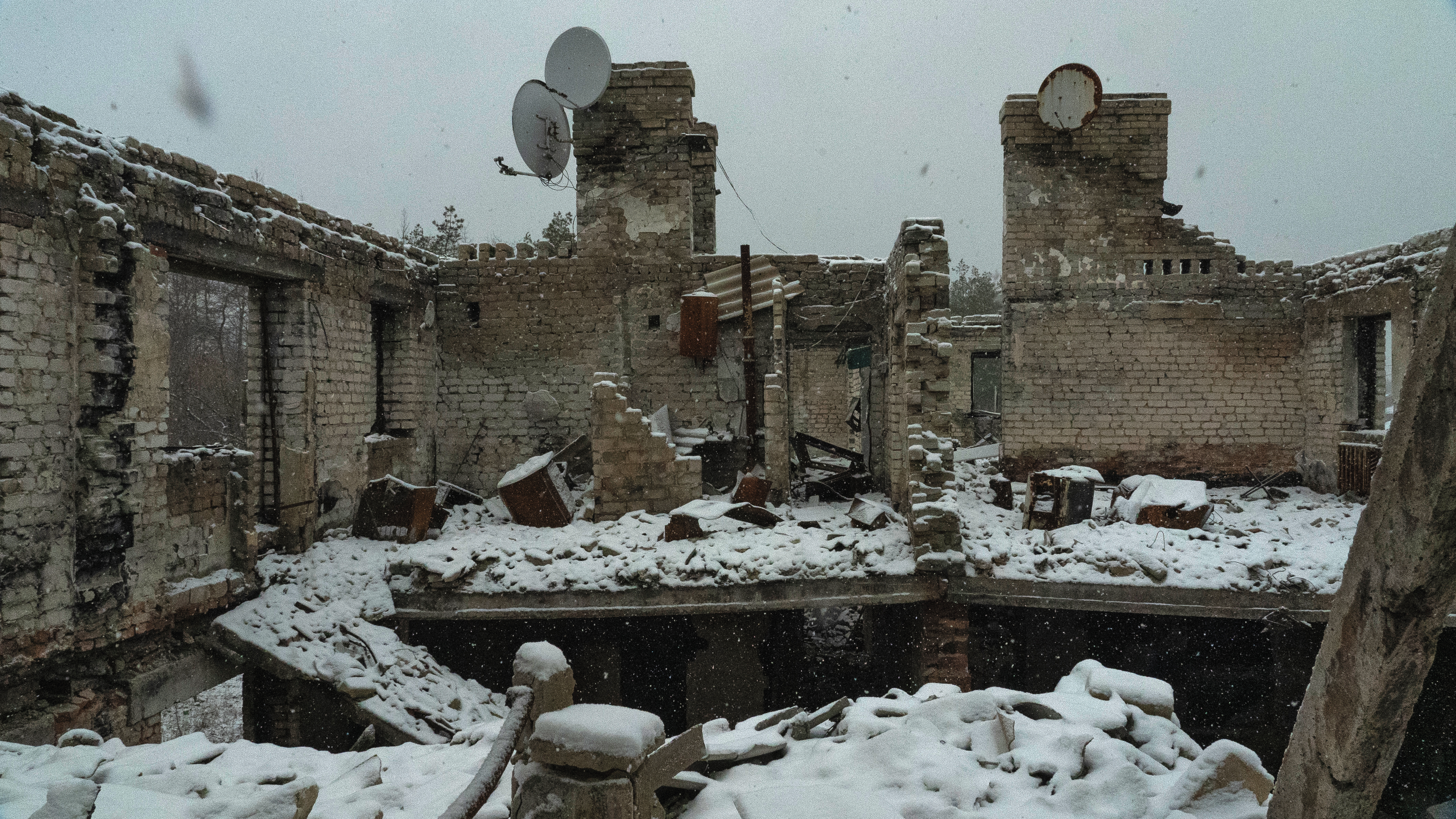 索斯諾夫（Sosnove）附近的住宅建築滿目瘡痍，承受了爆炸的慘烈餘波，殘破不堪的建築披上一層原雪（pristine snow），毀滅與冬日寧靜形成了鮮明的對比。