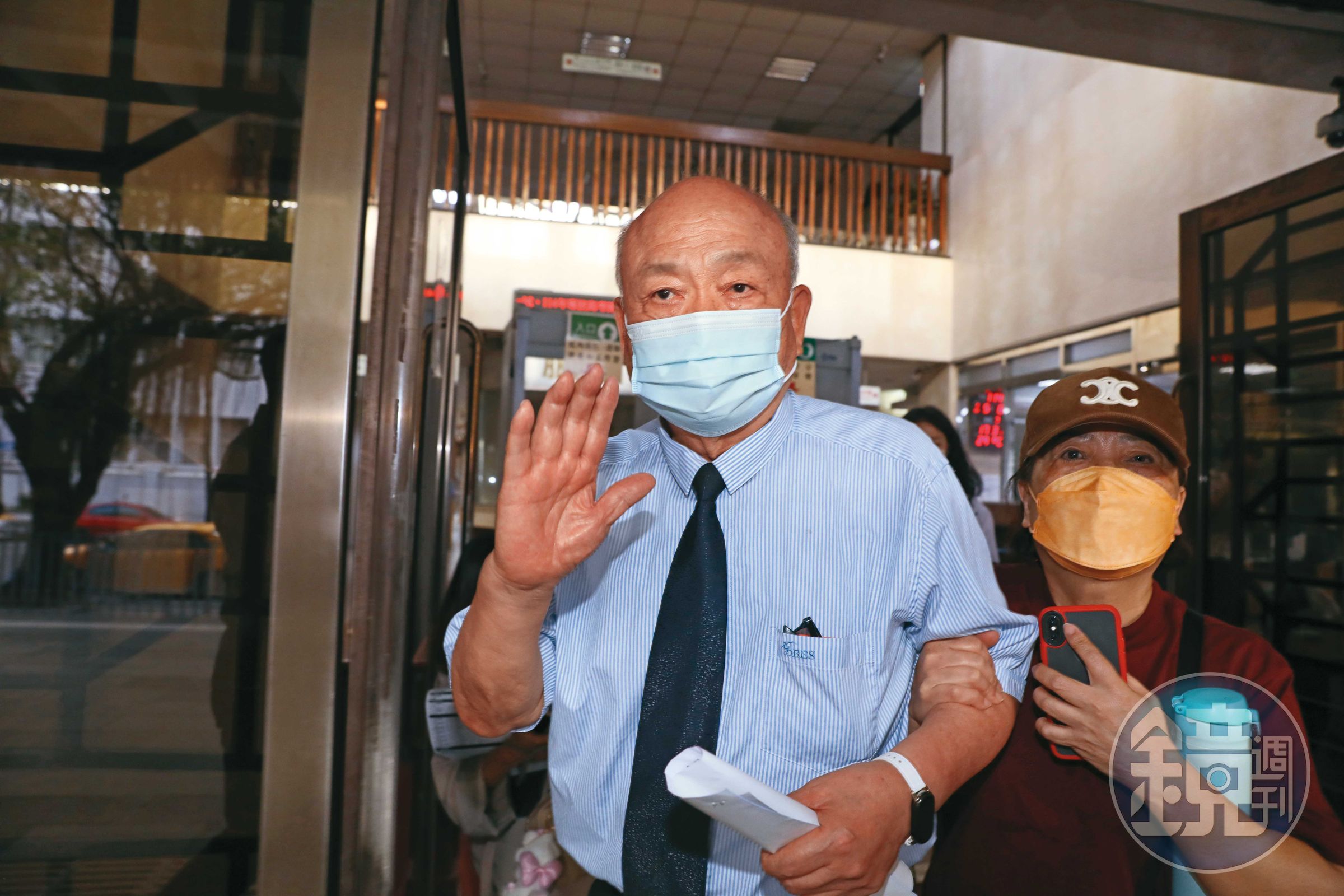 民眾黨在庭訊後，又製作哏圖提到「朱亞虎遭疲勞審問，只能配合咬柯」，根本與實情不符。