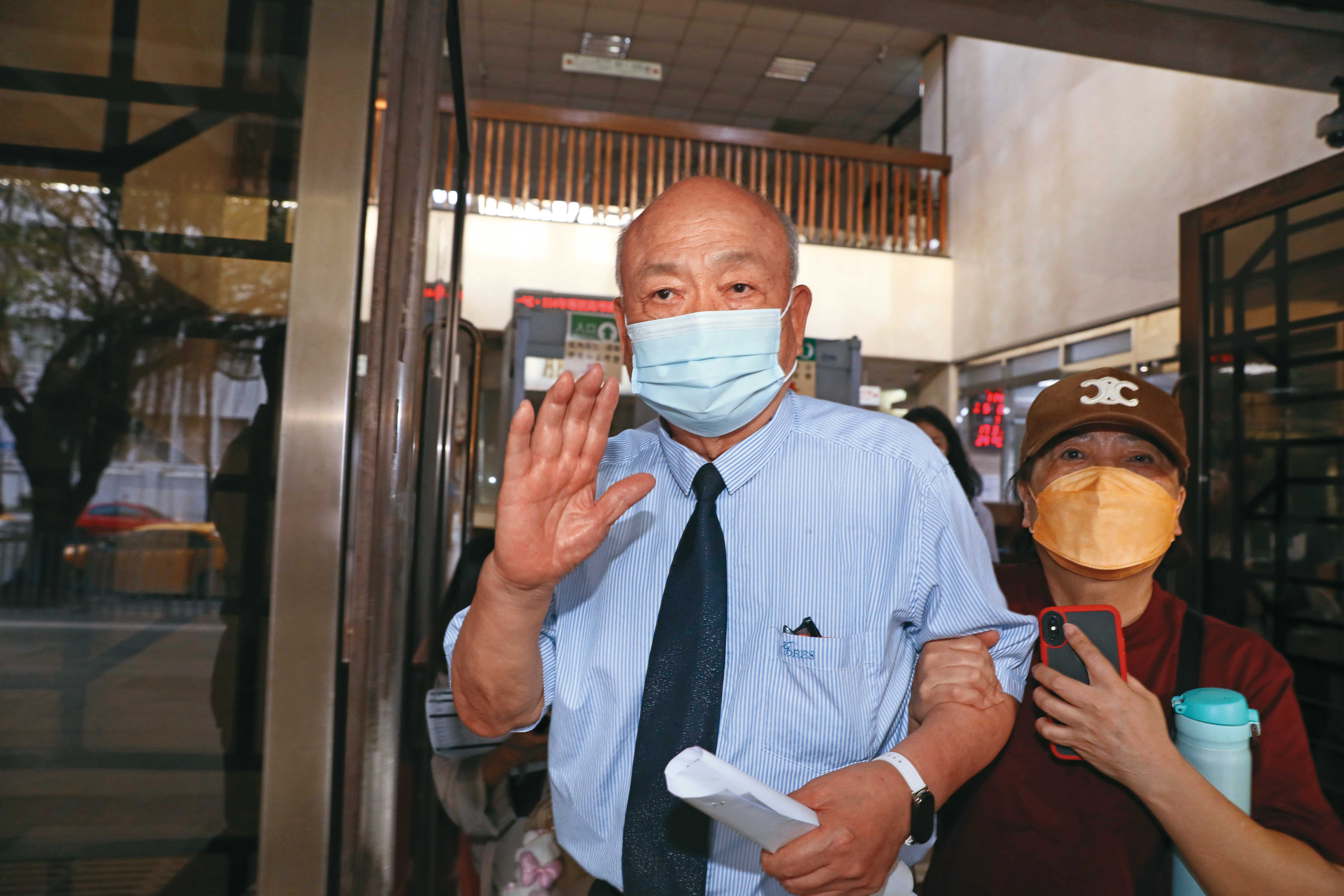 民眾黨在庭訊後，又製作哏圖提到「朱亞虎遭疲勞審問，只能配合咬柯」，根本與實情不符。