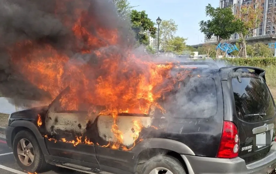 台中市太平區知名親子景點「馬卡龍公園」旁，今（4）日下午發生一起火燒車意外。（翻攝畫面）
