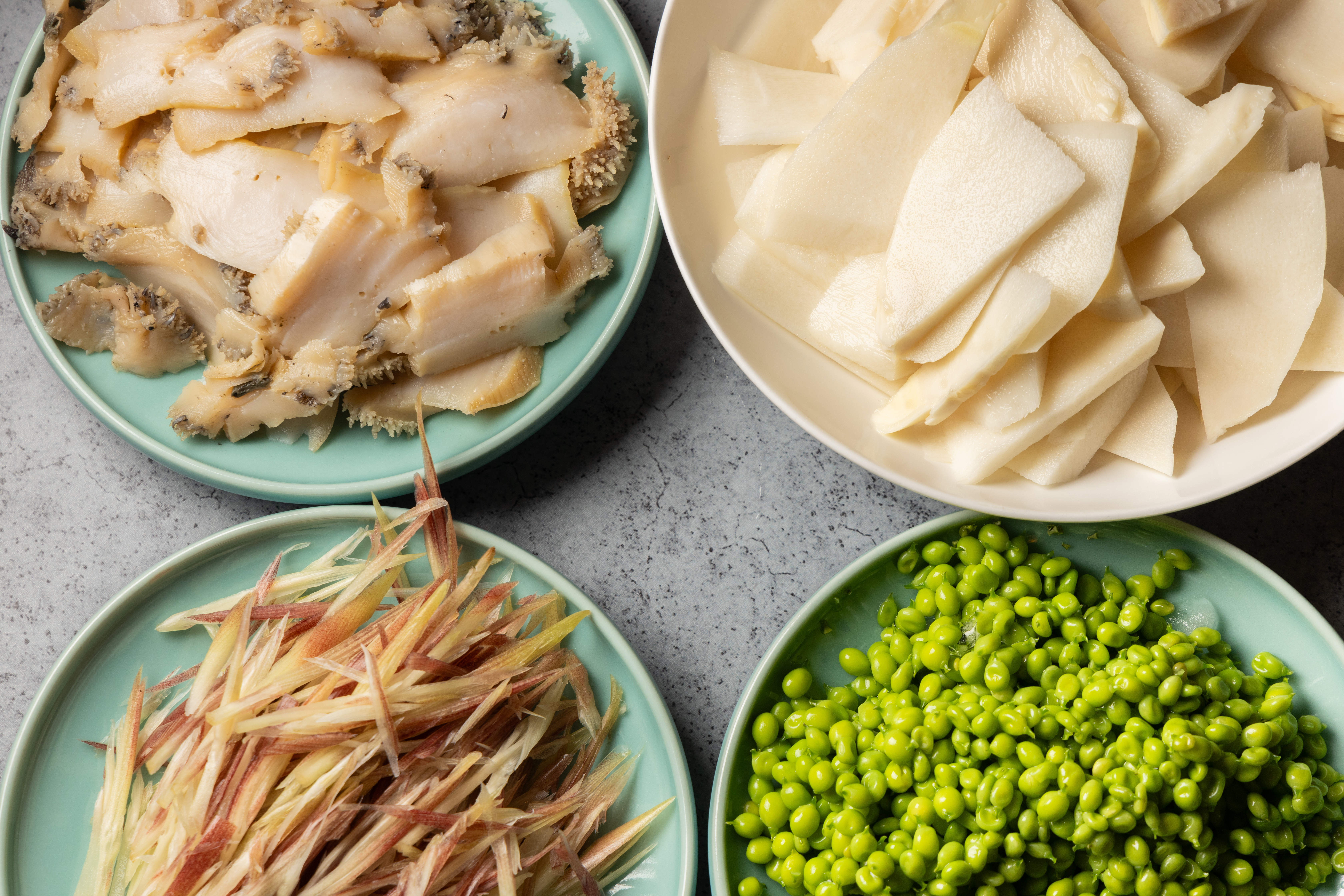 所有食材切片切絲完成。