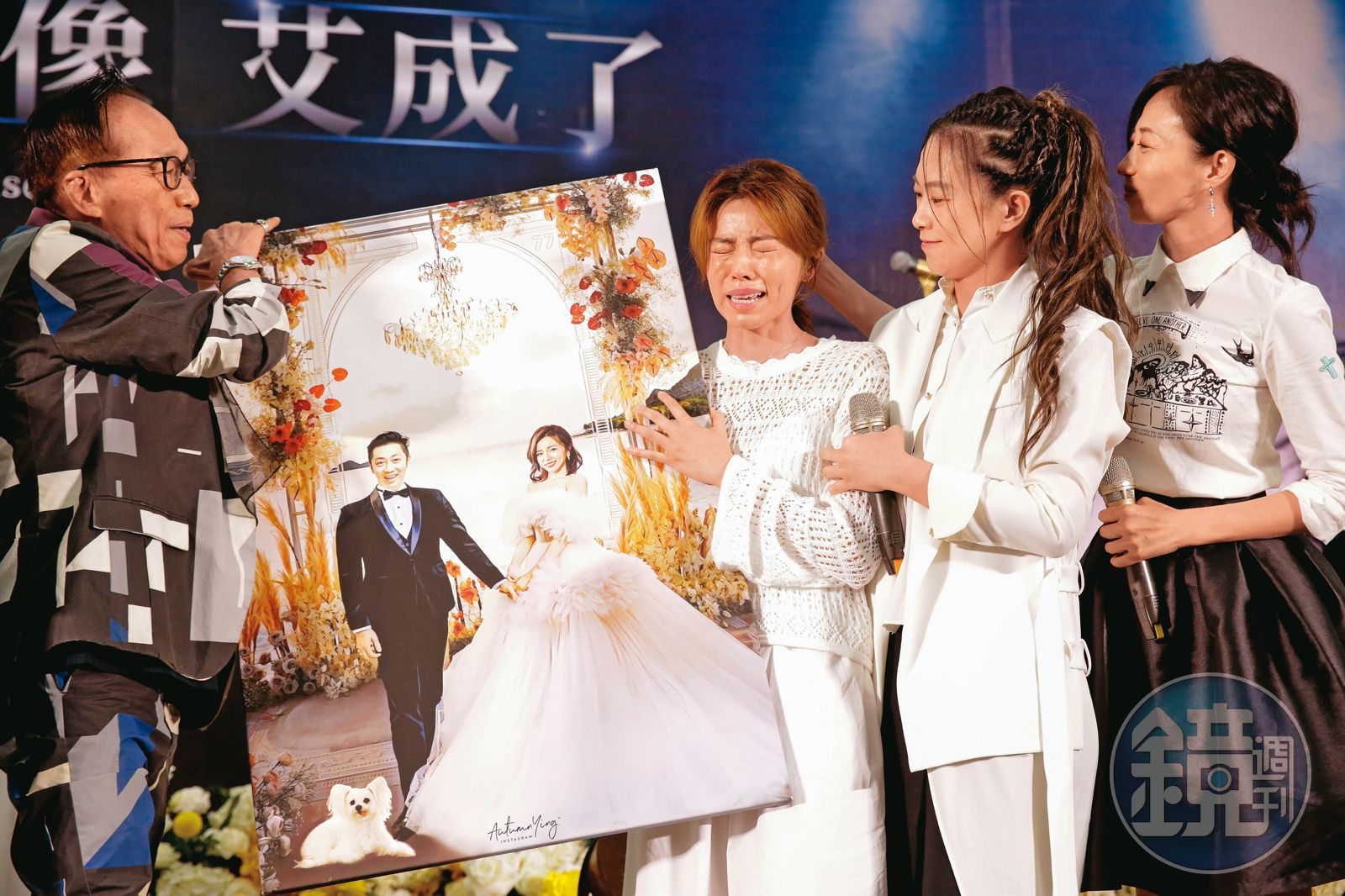 王瞳（左2）在艾成的告別式上收到畫家粉絲送的婚紗照，忍不住痛哭