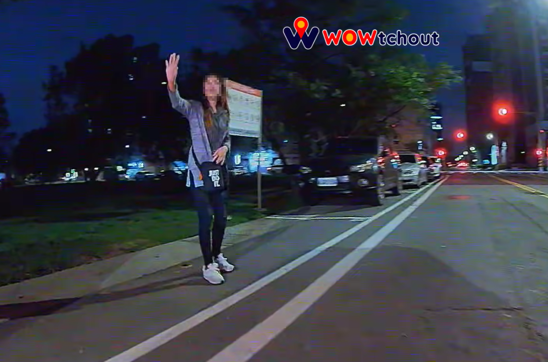 有駕駛在中壢市區找停車位，遇藍衣女子「人肉占位」，他不發一語強行倒車進入。（翻攝「WoWtchout - 地圖型行車影像分享平台」YT頻道）