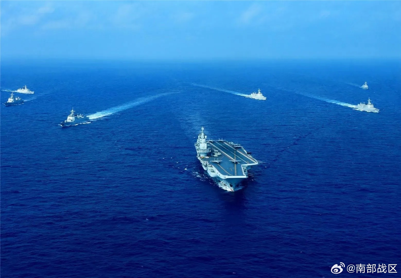 國安人士指出，中國的兩個航母船團首度穿越第二島鏈，顯示中方正以某種極限態勢施壓，試圖讓受壓力的各方抑制對中國安全政策。（翻攝自中共解放軍南部戰區微博）