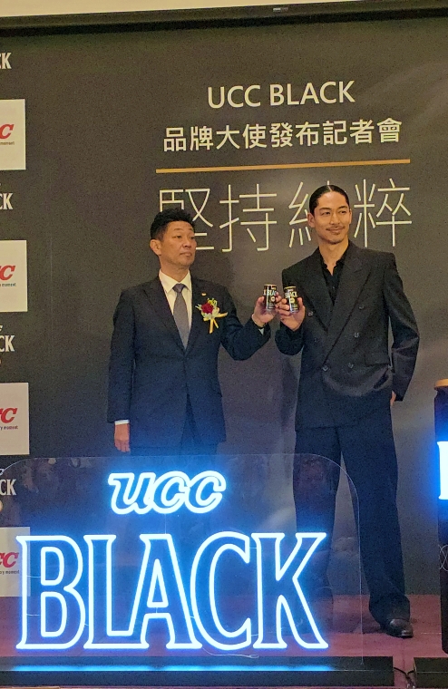 AKIRA與品牌行銷本部負責人高畑理合影。