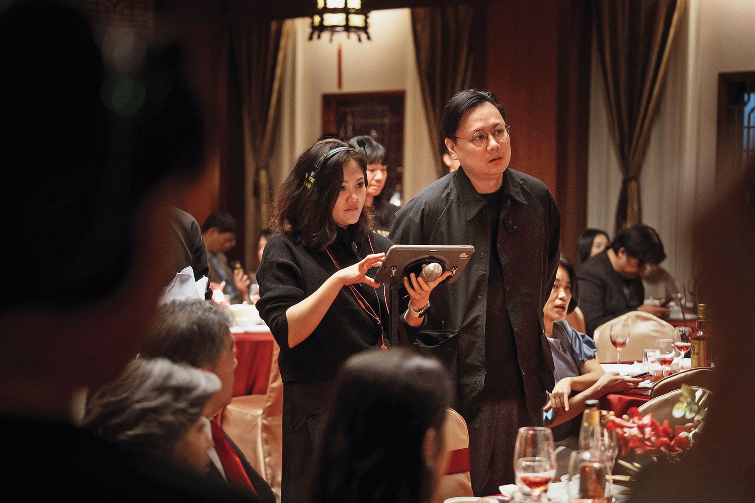 許承傑(右)表示,圓山飯店的幅員廣闊、格局方正,適合片中兩場婚禮的設定。(水花電影提供)