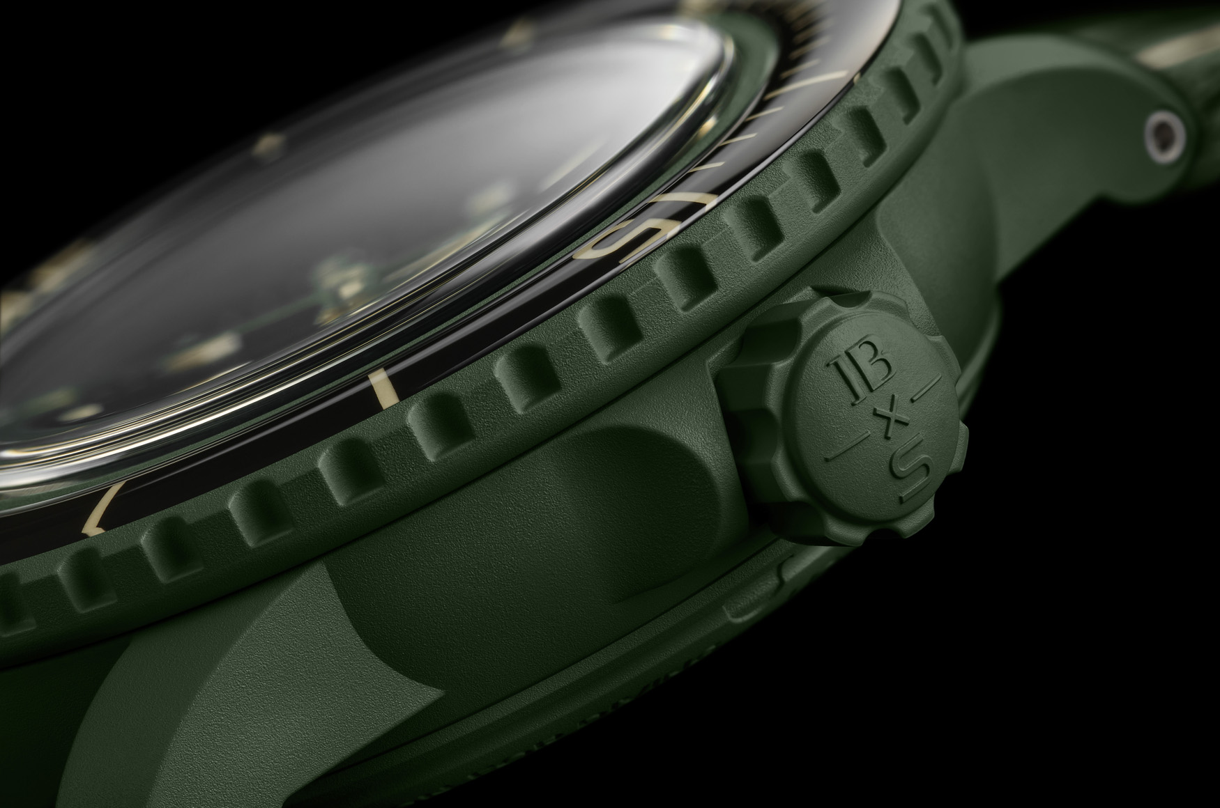 外殼採用 Swatch 獨家 Bioceramic 材質，由蓖麻籽油提煉出的生物基聚合物與陶瓷粉融合而成。這種結構兼具陶瓷的霧面觸感與塑料的抗衝擊性，具備輕量、抗刮、親膚的特性。