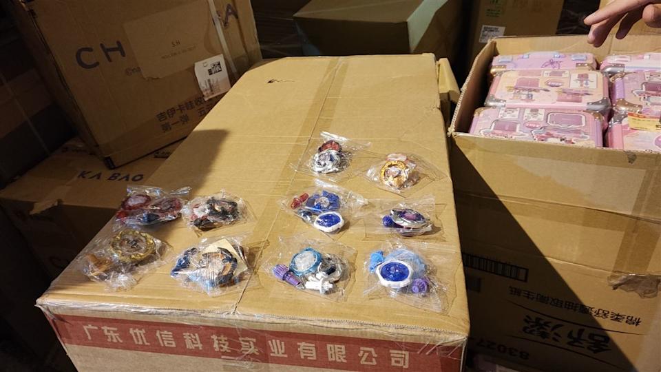 不肖玩具商趁暑假期間，走私多達6.4萬顆山寨戰鬥陀螺，企圖從中獲利。（翻攝畫面）