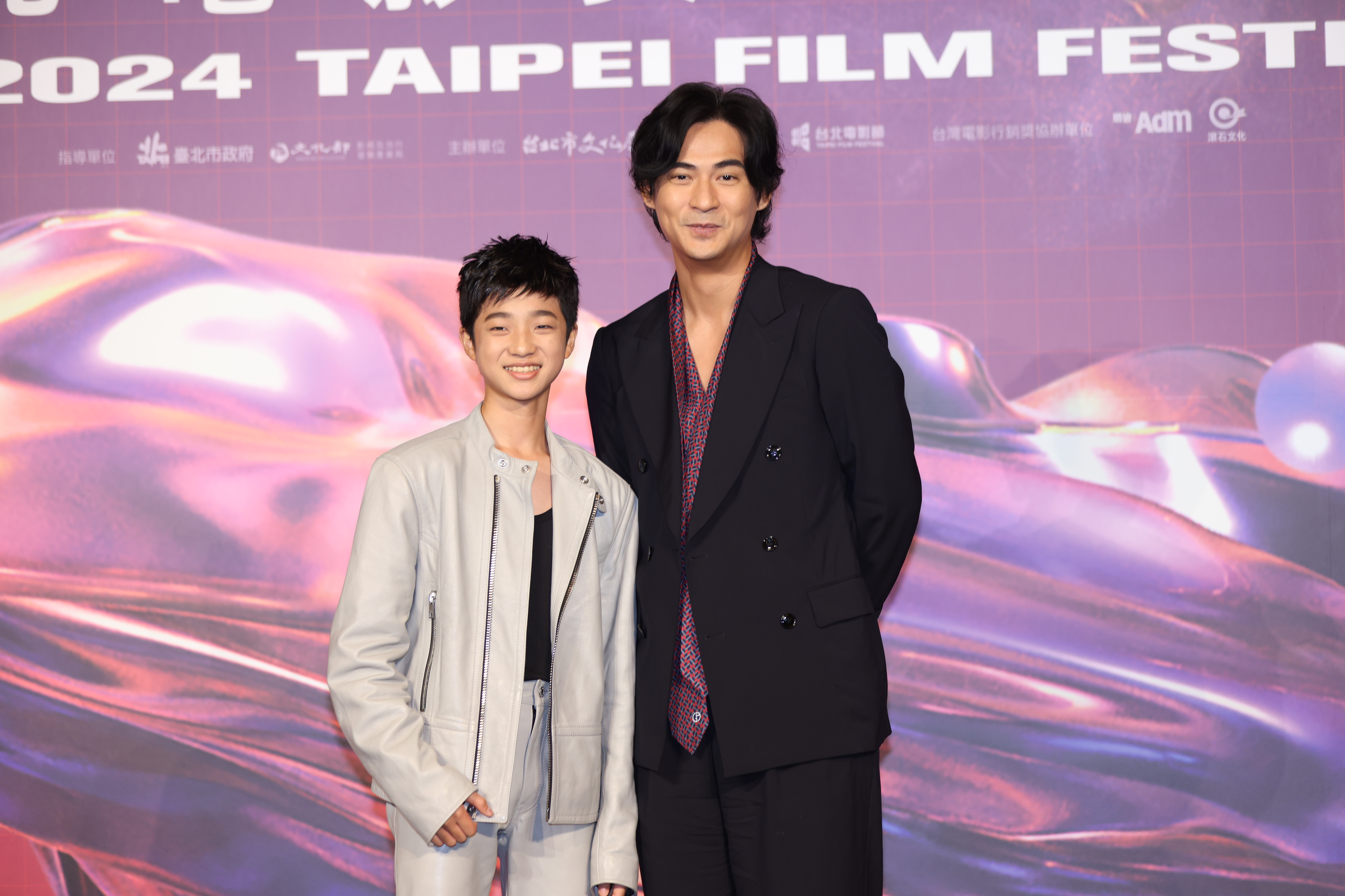 白潤音（左）與周渝民（右）出席台北電影獎入圍酒會，領取入圍證書。