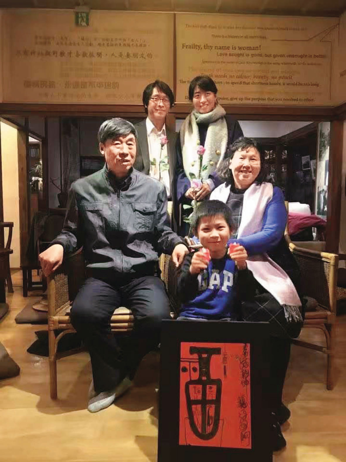 譚端與孟瀟（後排）在中國僅登記結婚，趁著岳父母來台，在作家朋友的講座後順道跟大家宣布，算是公開。（譚端提供）