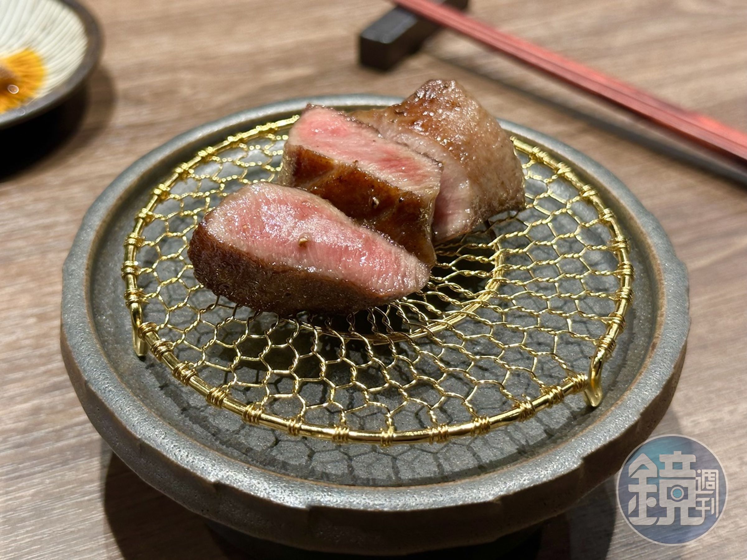 「牛舌/金桔」酸甜果香讓軟彈牛舌吃來很清爽。