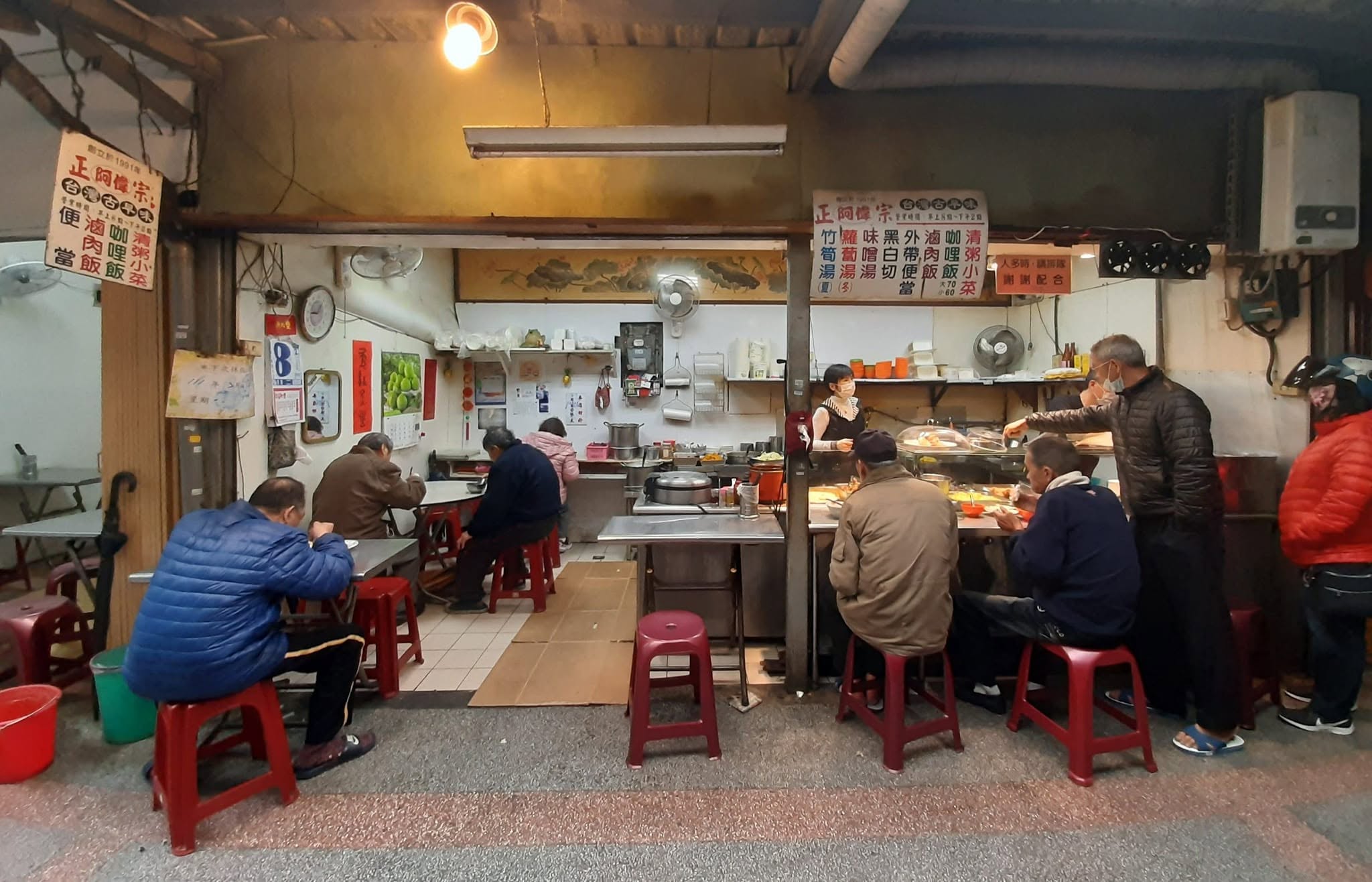 北市萬華區三水街市場老店「阿偉咖哩飯」無預警宣布永久歇業,讓不少老饕惋惜。(翻攝臉書「台灣古早味-正宗阿偉咖哩飯」)