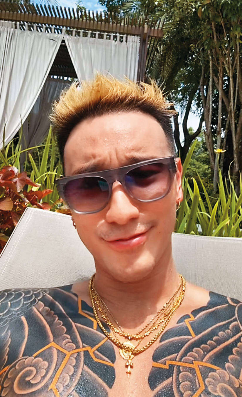 王陽明遛孩不忘曬出欲照…打錯,是日光浴照,鏡頭若是再往下點就更好了。(翻攝自王陽明IG)