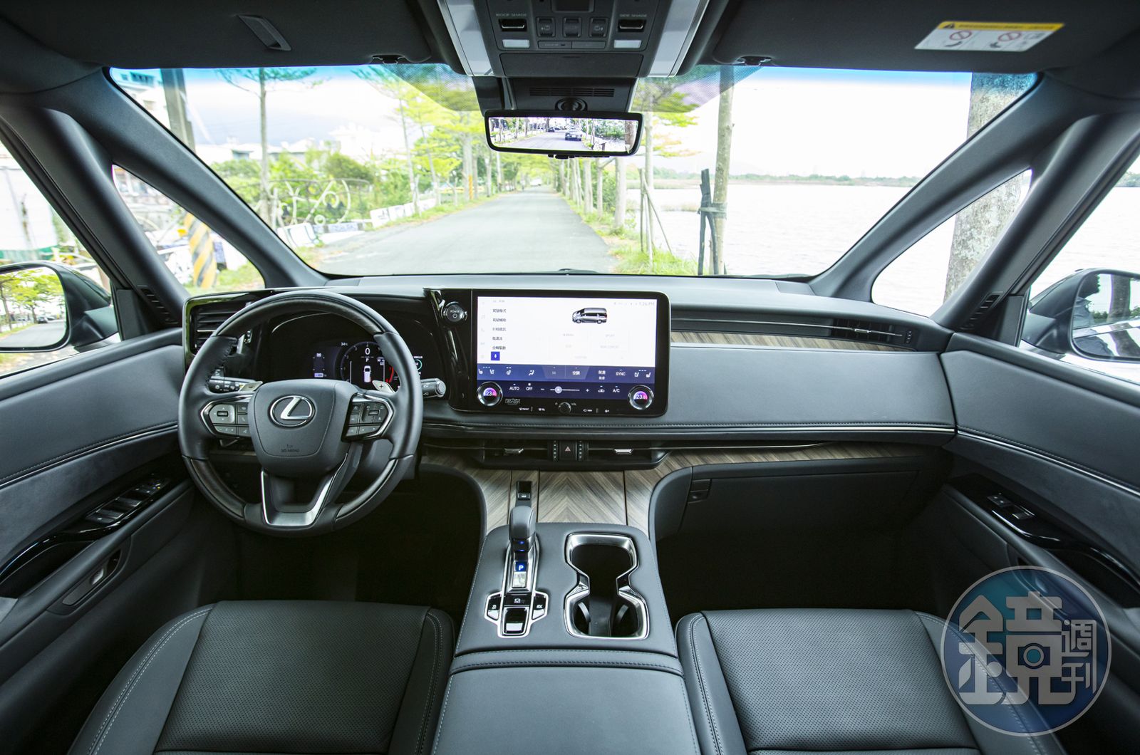 視野更加開闊的前座採用 Tazuna 全環繞駕駛座艙，充分體現駕駛導向的設計概念。