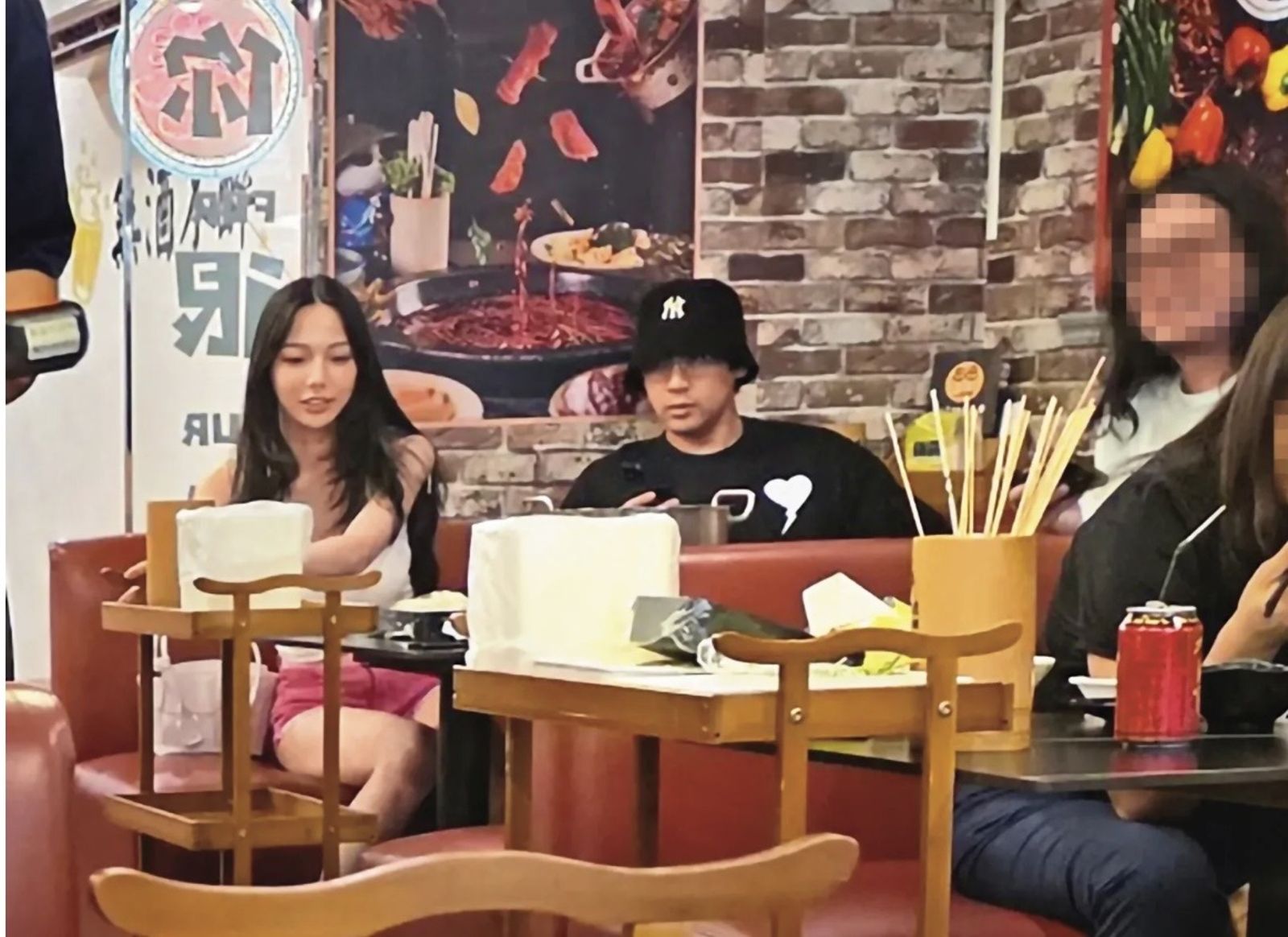 陳零九（右）和啾啾（左）曾被目擊在餐廳吃飯約會。（翻攝自fz_rainonslope Thread）