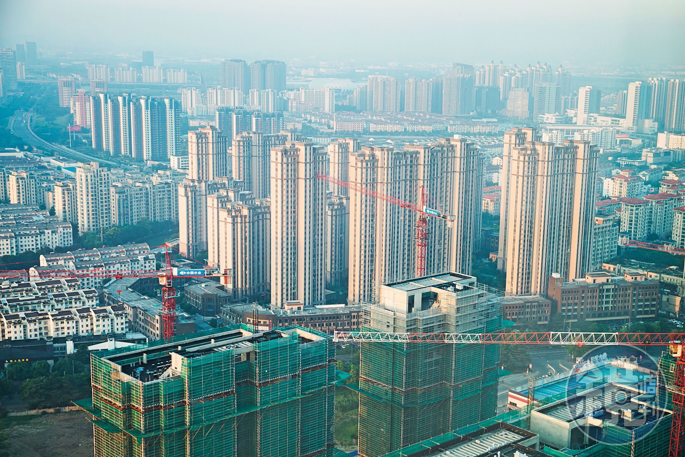 中國經濟的癥結點在房地產市場，房產問題要徹底解決，勢必要靠財政政策。