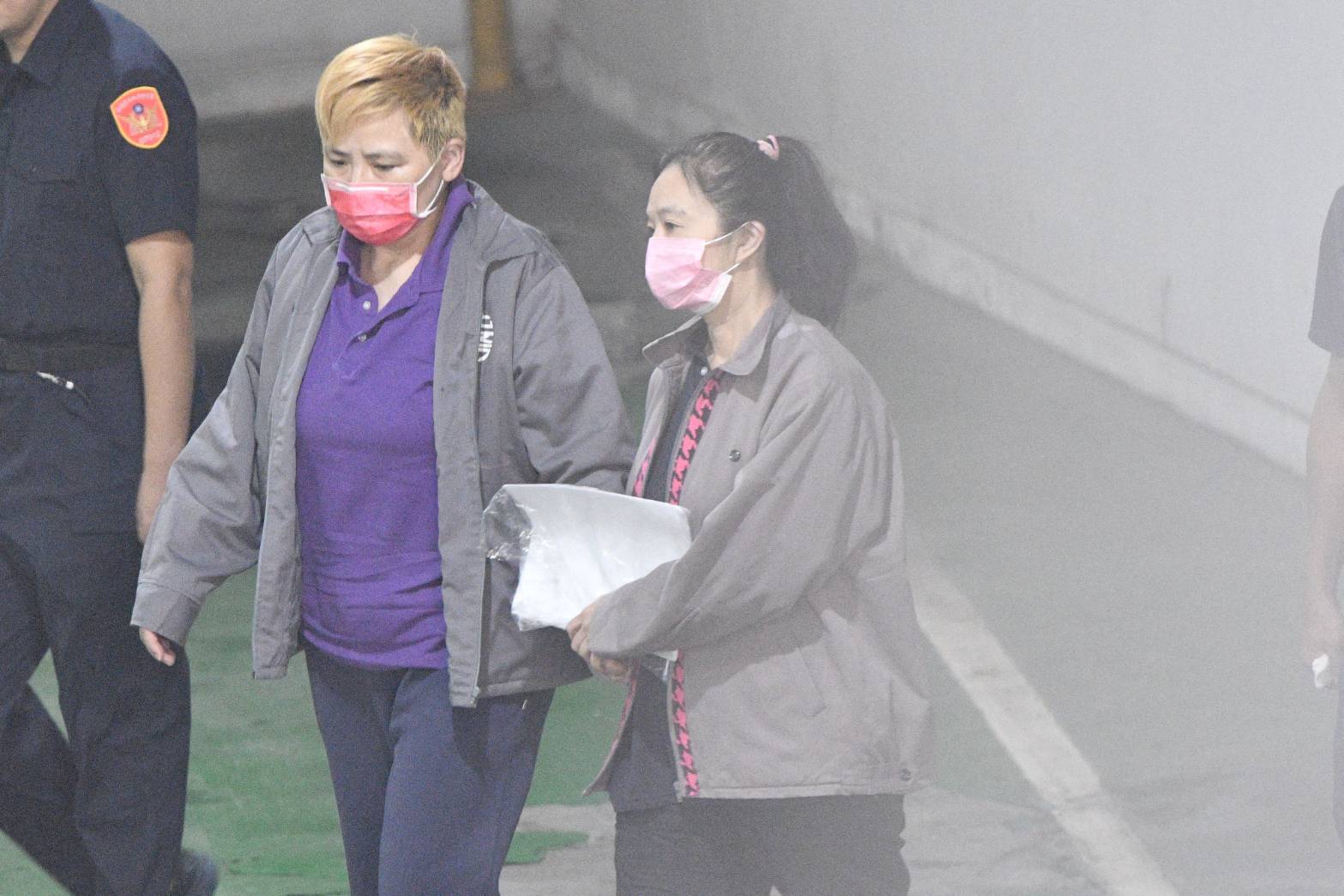 應曉薇（右1）涉京華城貪汙案遭聲請延長羈押，她否認犯罪，法官訂定週一裁定是否延押。（本刊資料照）