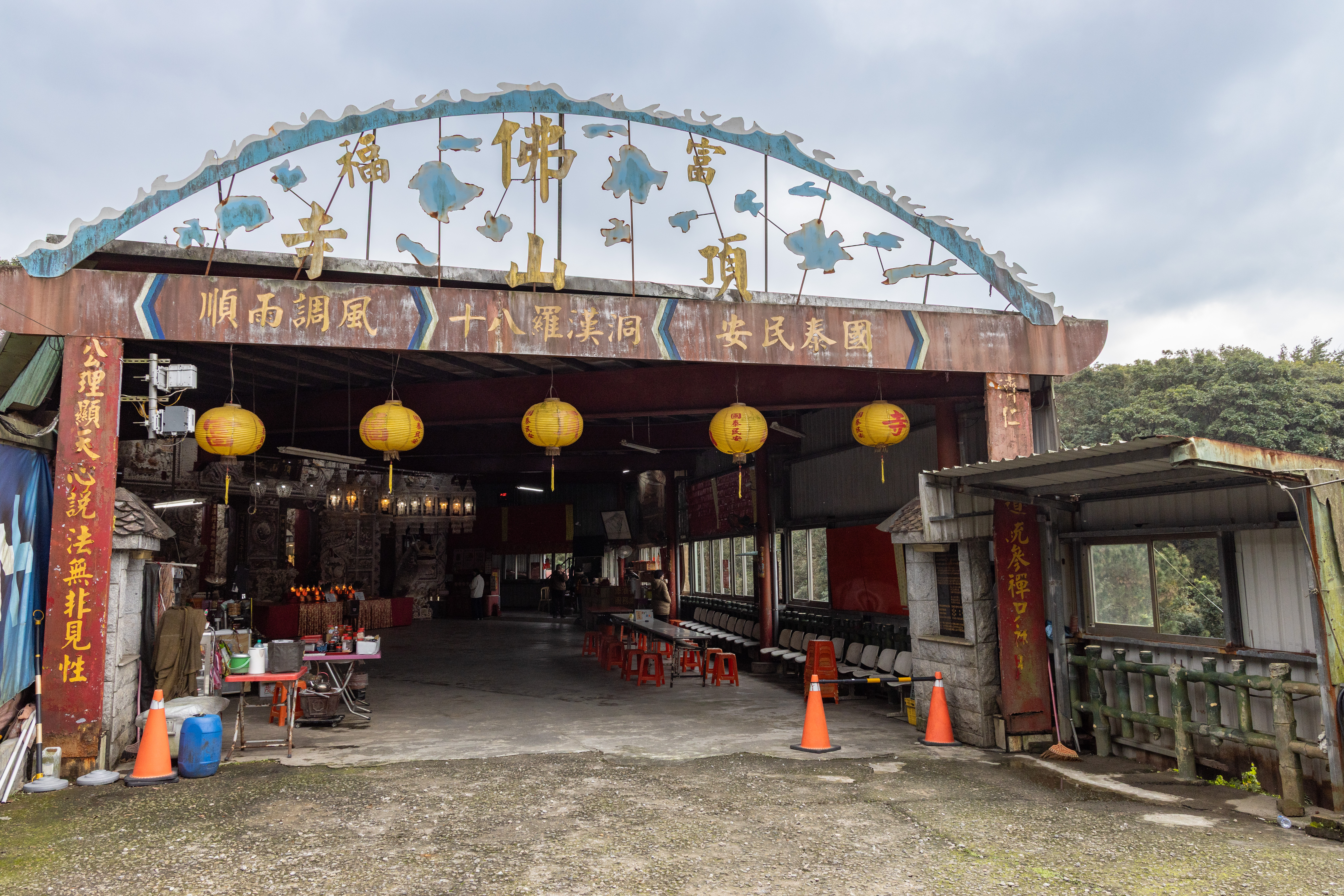 富福頂山寺建立於1996年，已有30年歷史。