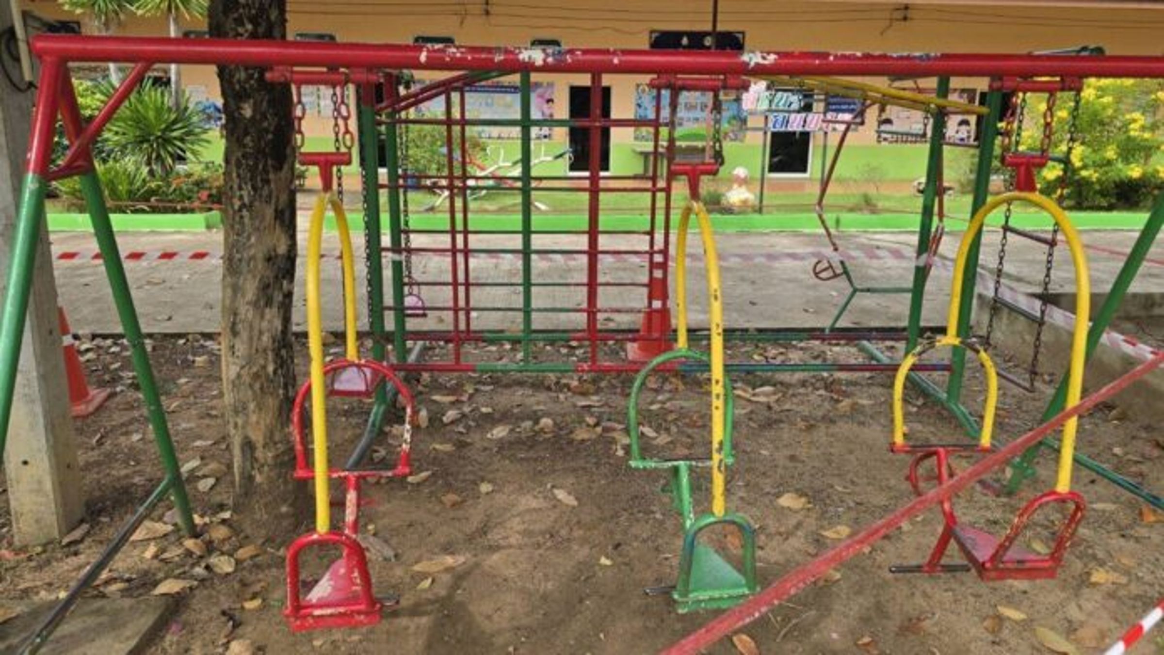 1名年僅5歲的男童在入學僅2天後,竟在校內操場玩盪鞦韆時觸電喪命。(翻攝自khaosod)
