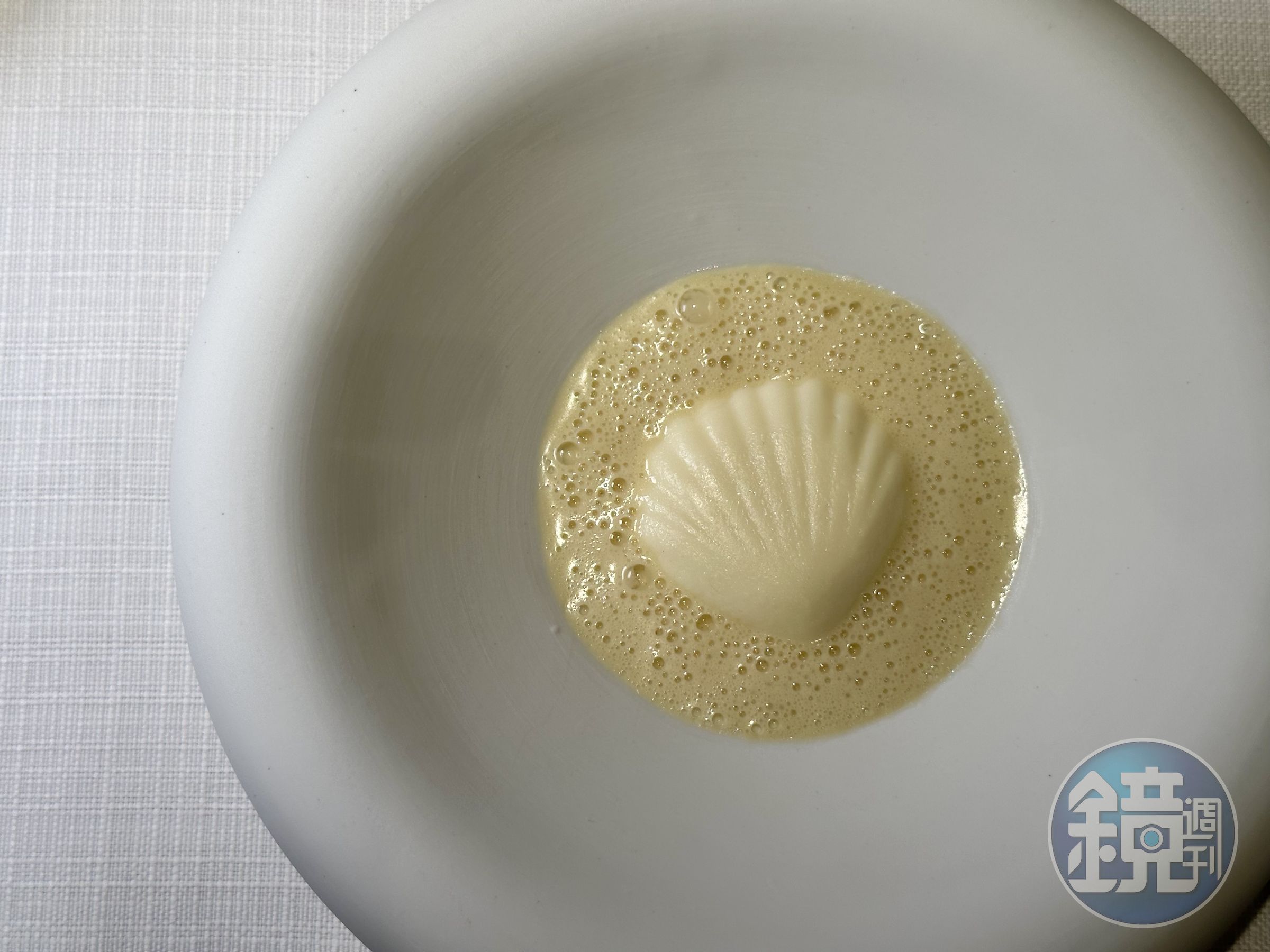 「帆立貝」把干貝脆彈的嚼感變成入口即化,但海甜味依然鮮明,令人相當驚豔。(4,280元套餐菜色)