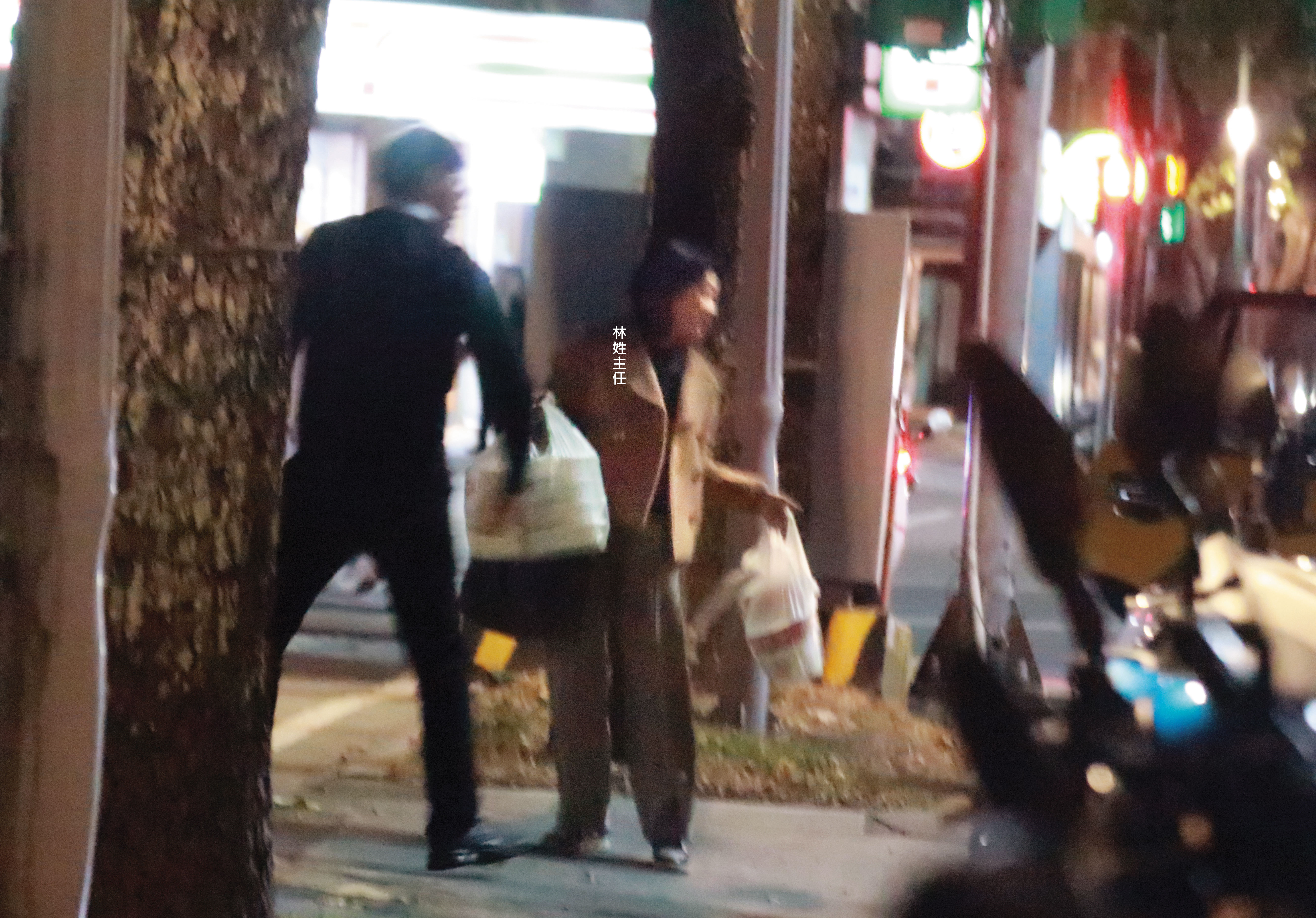 2025.12.15 18：35 江啟臣在官邸宴客，林姓主任先去外面餐廳取預定好的菜。