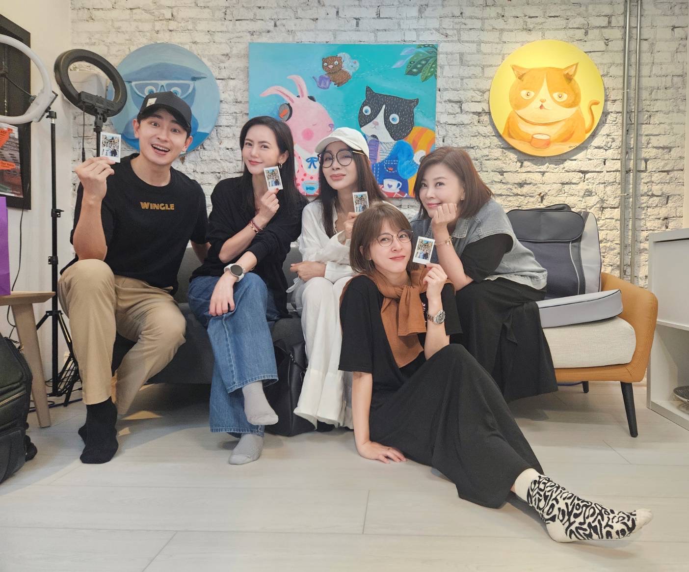 簡沛恩（左2）邀來4位好友陳謙文（左1）、陳美鳳（右3）、方馨（右1）、蘇晏霈（右2）錄全新podcast節目《沛恩商心事》。（簡沛恩提供）