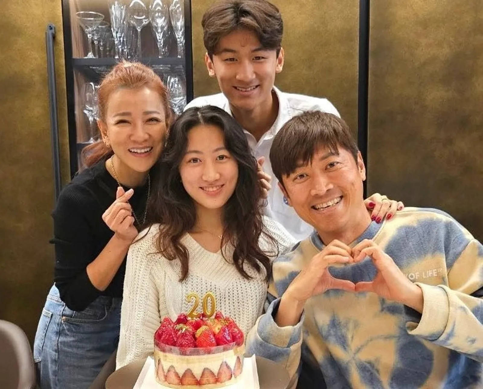 侯昌明、曾雅蘭婚後育有一雙兒女,生活相當幸福。(翻攝自侯昌明臉書)