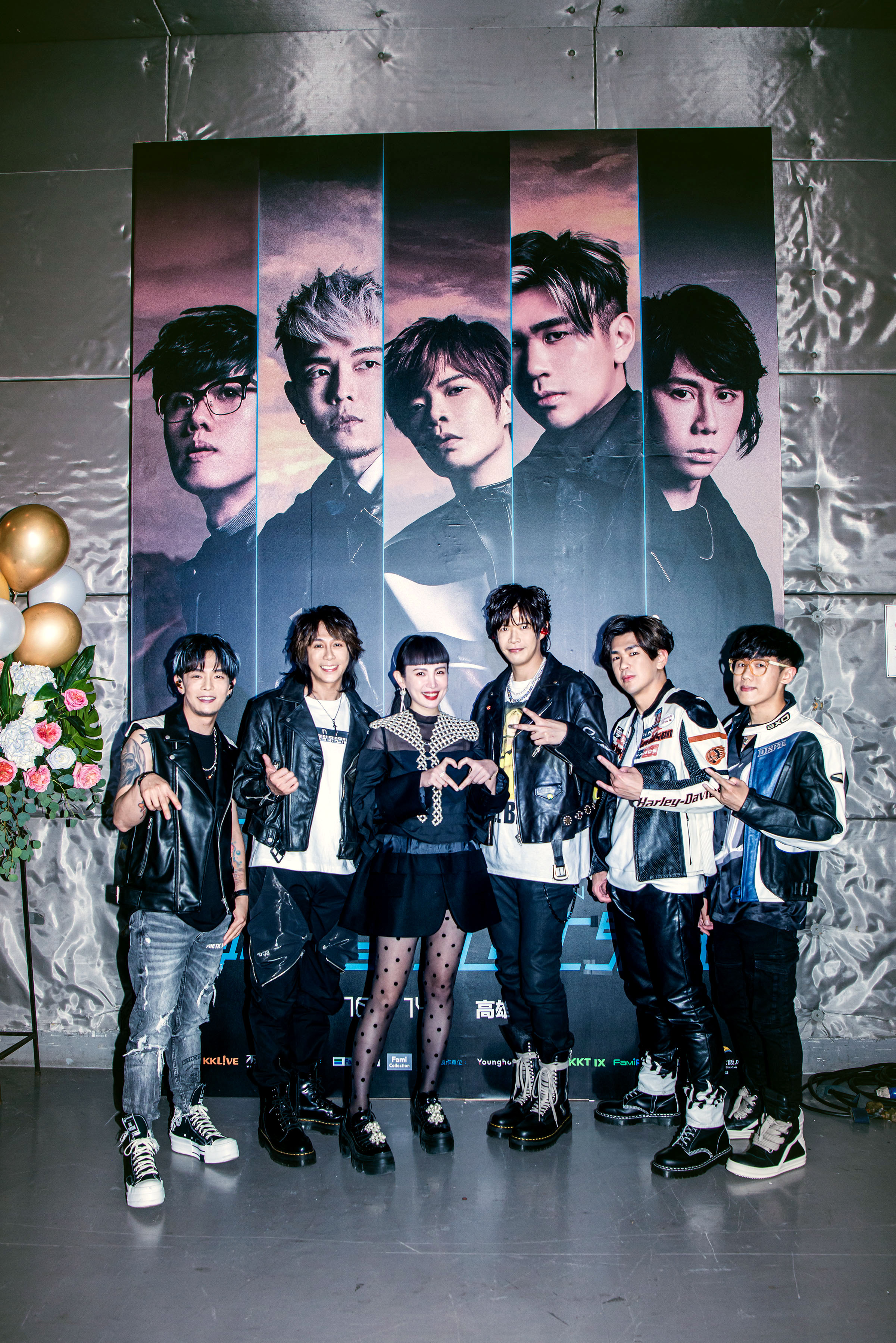 娃娃魏如萱（中）擔任八三夭演唱會嘉賓。（KKLIVE提供）