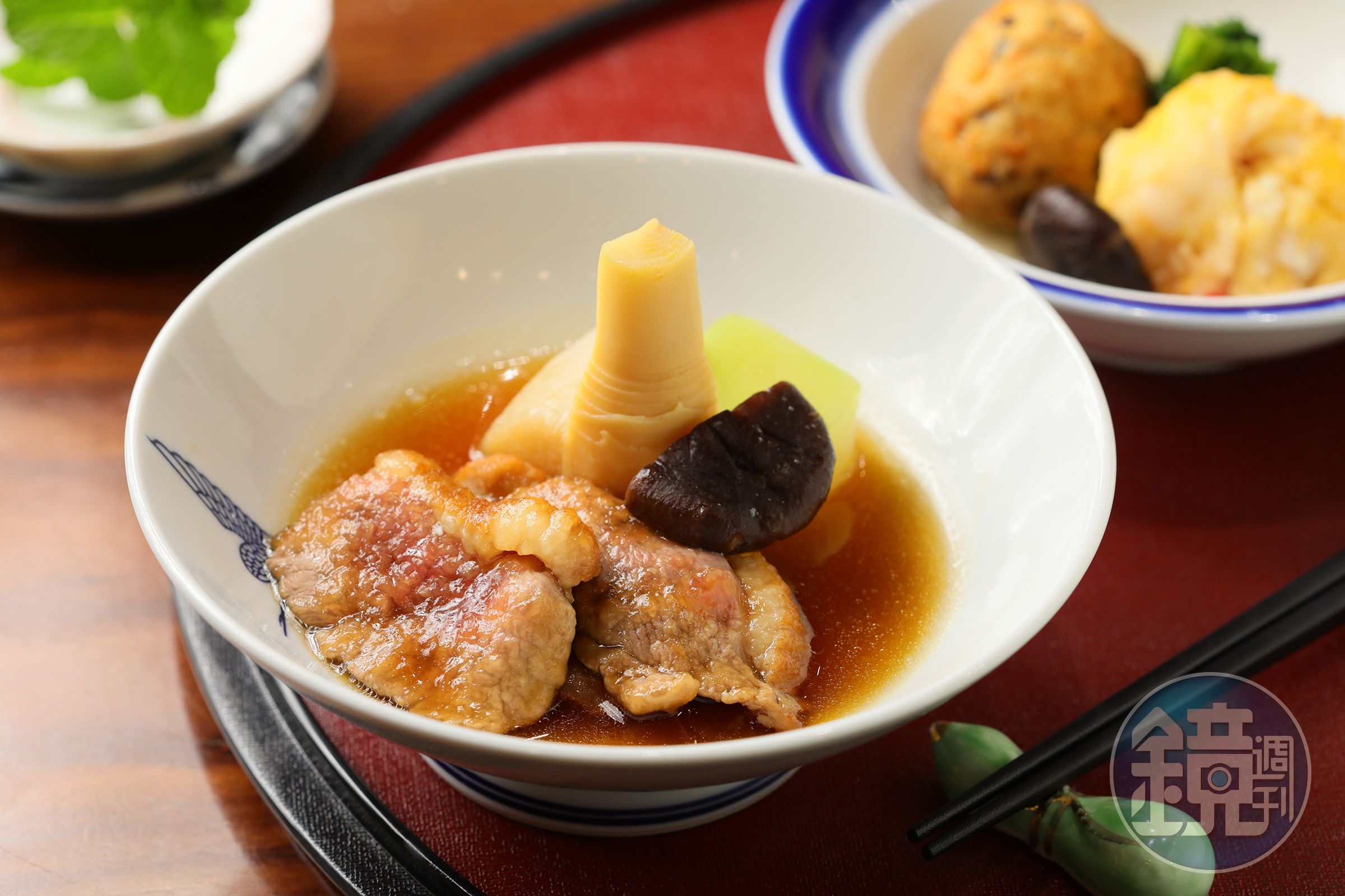 溫物「鴨肉治部煮」吃得到山藥、香菇、冬筍與鴨胸，主廚特別將鴨皮煎至金黃後，將鴨胸切成薄片裹太白粉，放入醬汁慢火烹，讓鴨肉口感柔嫩滑順。（辰年懷石套餐菜色）