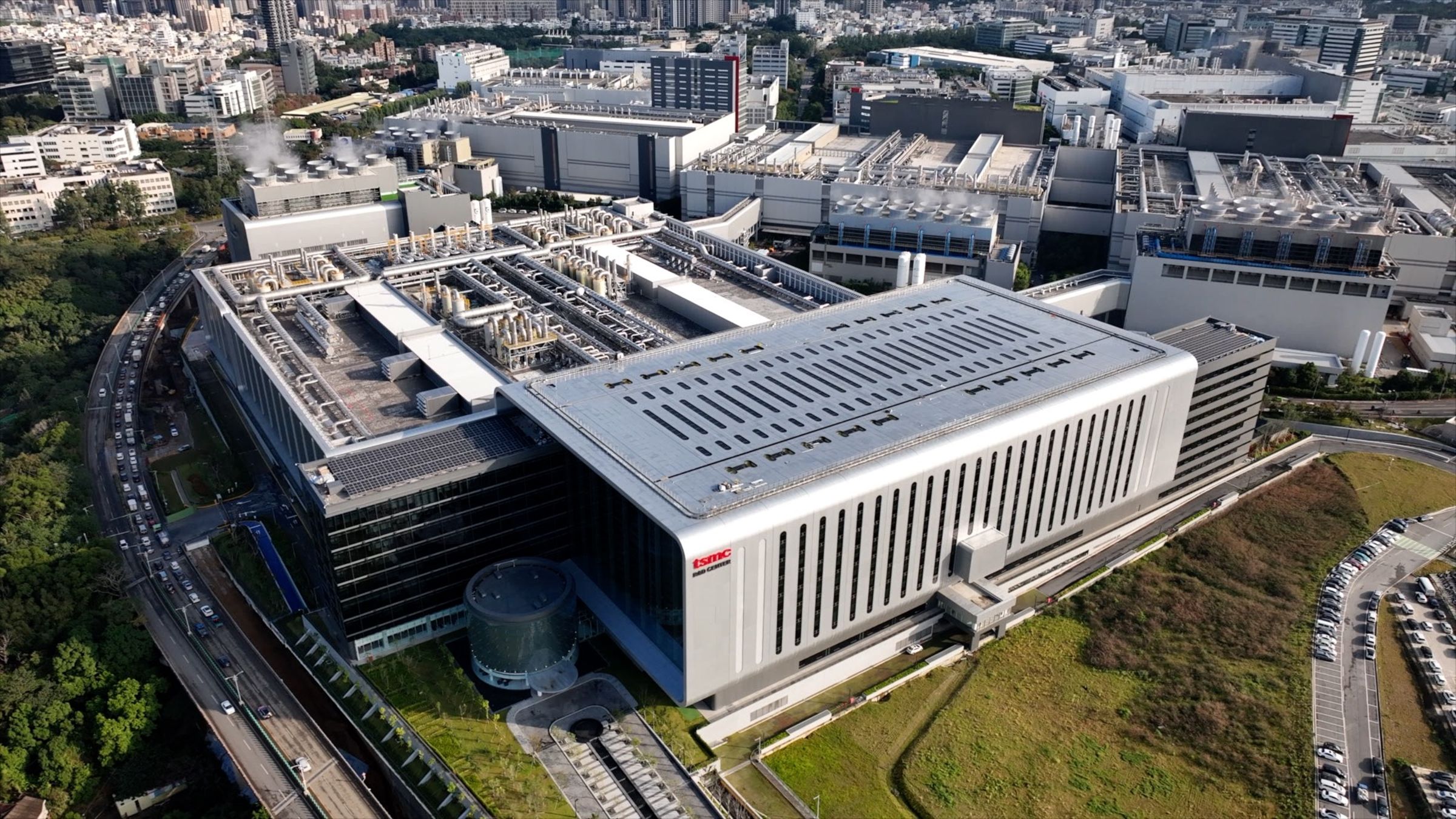 隨著台積電研發中心啟用、2025年台積電2奈米廠相繼完工量產,屆時將迎來七萬名科技專才,龐大的人口進駐讓原本就已趨近飽和的竹科周圍更加擁擠。