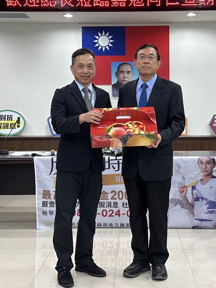  檢察總長邢泰釗今專程赴橋頭地檢署嘉勉專案小組，他呼籲天下沒有白吃的午餐，境外勢力正以前所未有的利益與方式，意圖影響國人，國人應避免接受敵對勢力指示、委託或資助，以免觸法。